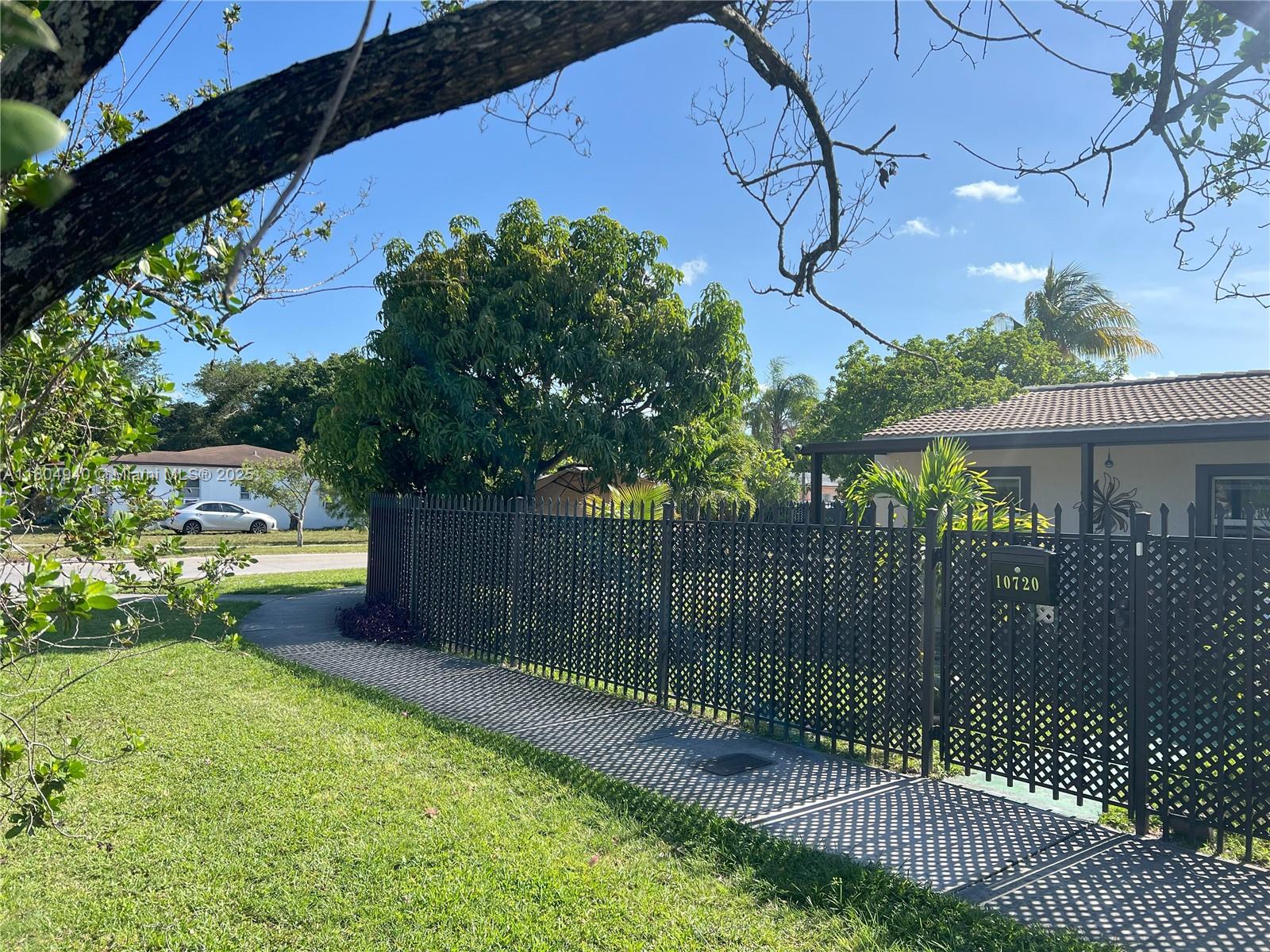 10720 Nw 5th Ave Property Photo 3