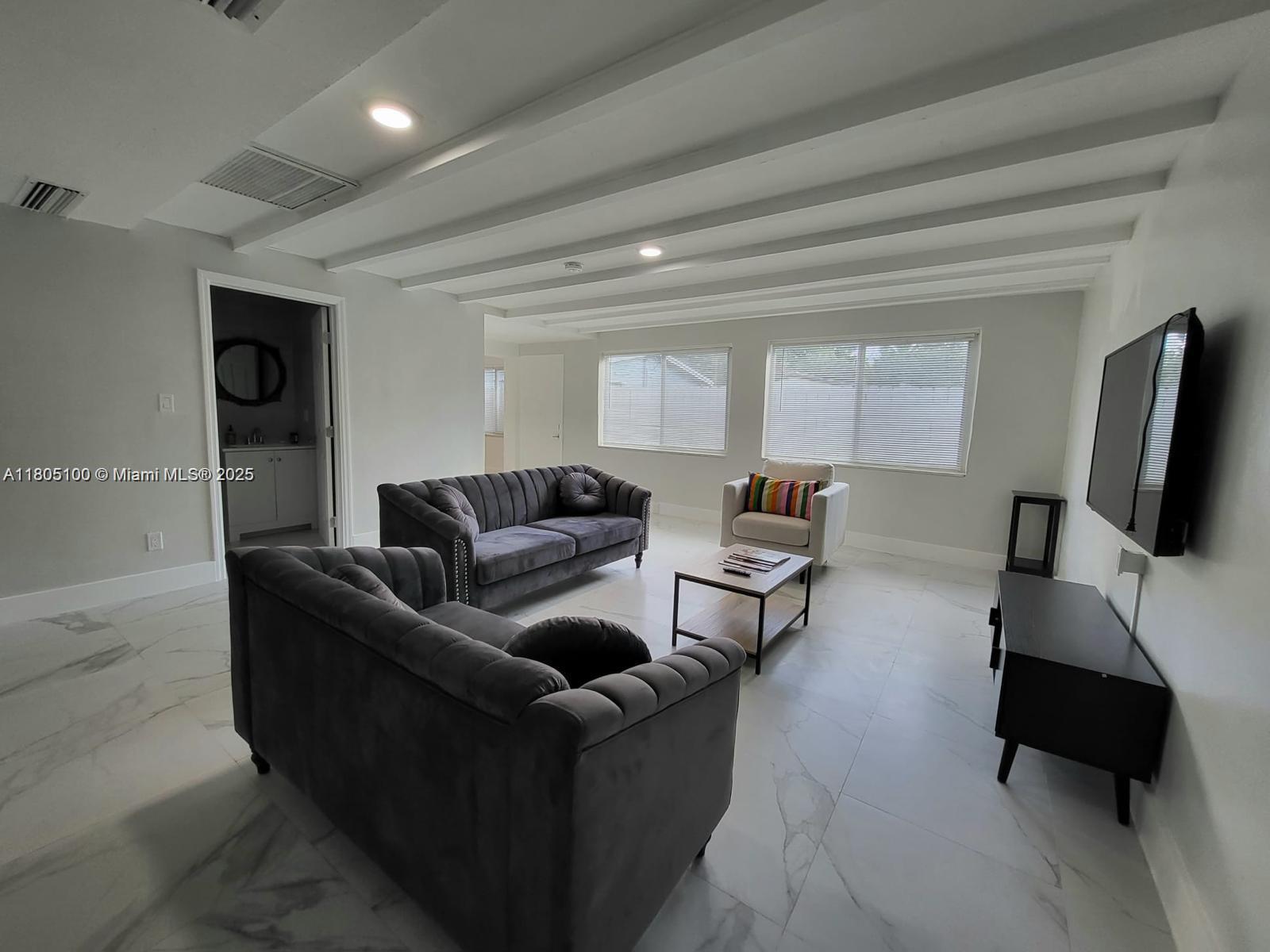 A11805100 Property Photo 11