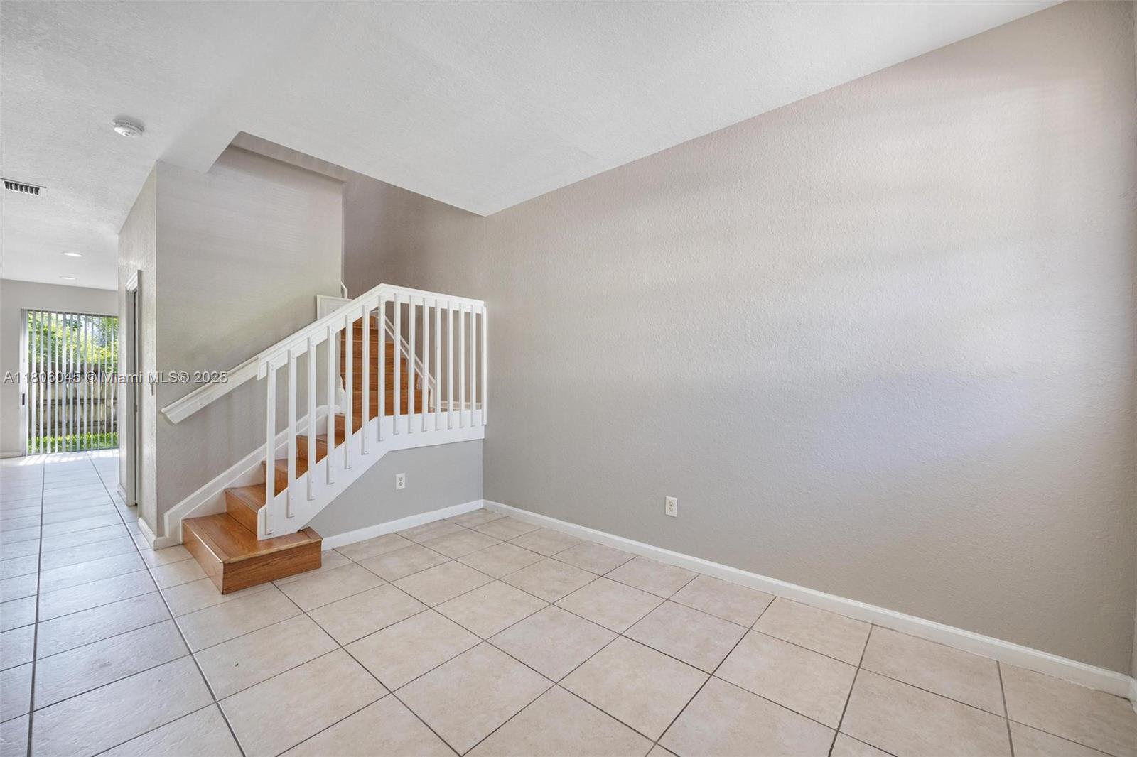 623 Ne 21st Ter Property Photo 4