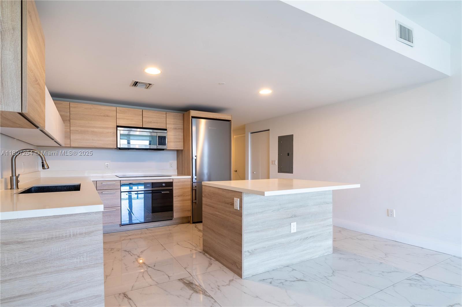 16385 Biscayne Blvd 417 Property Photo 15