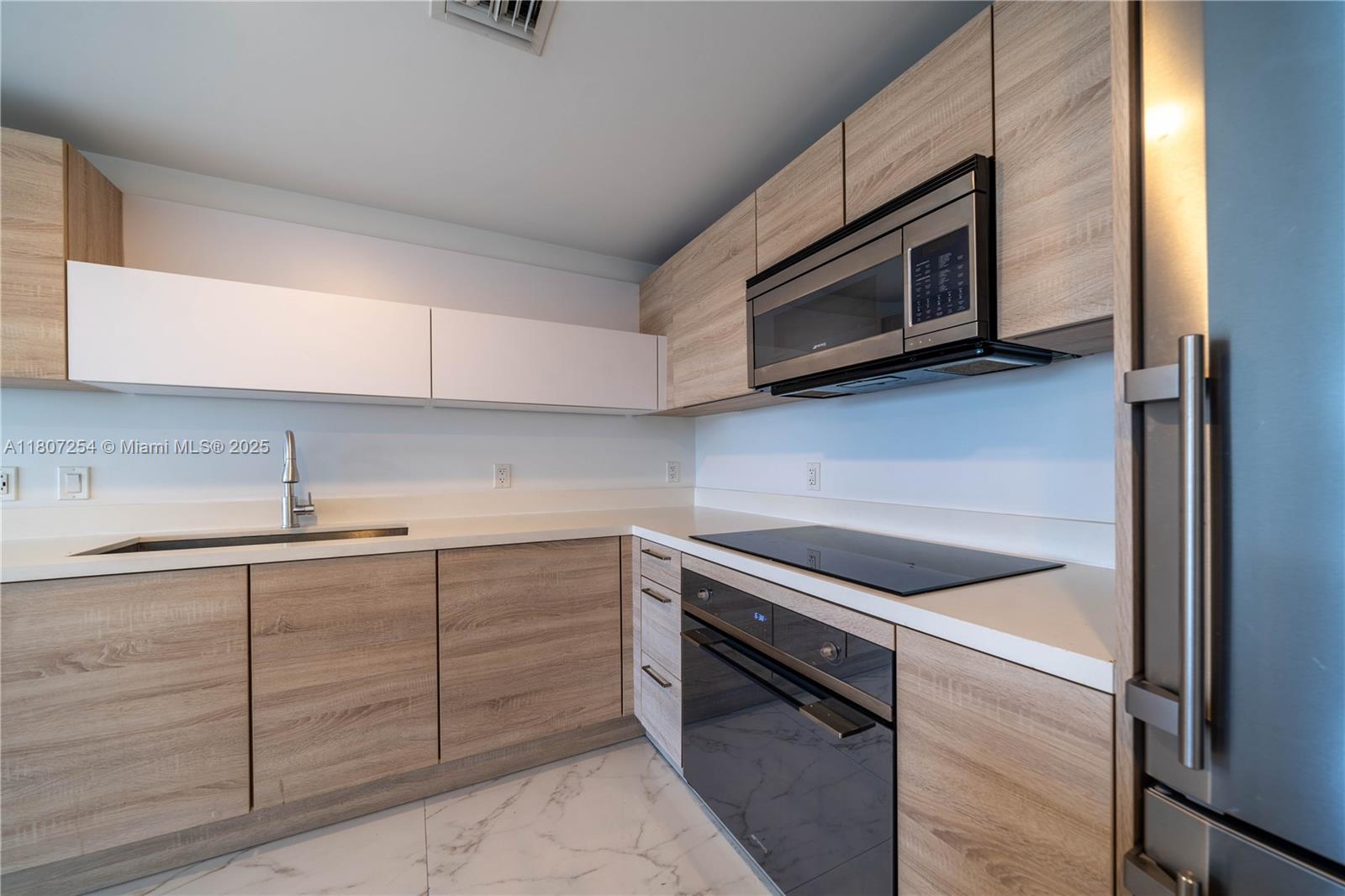 16385 Biscayne Blvd 417 Property Photo 16