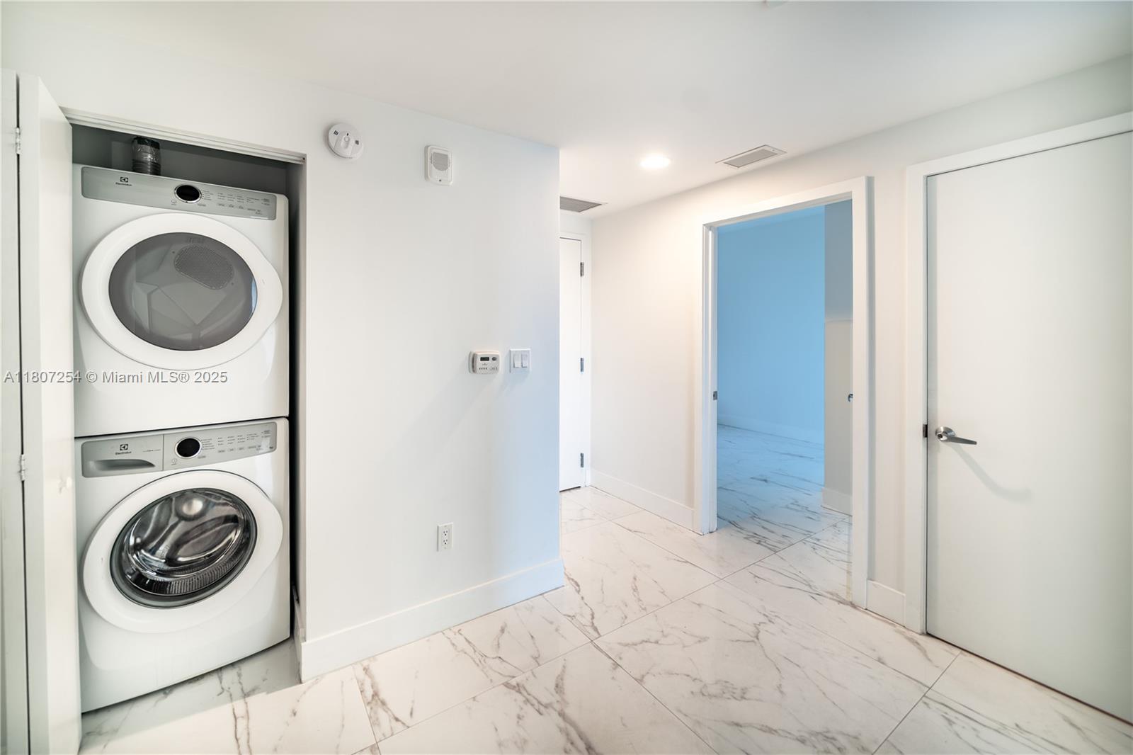 16385 Biscayne Blvd 417 Property Photo 18