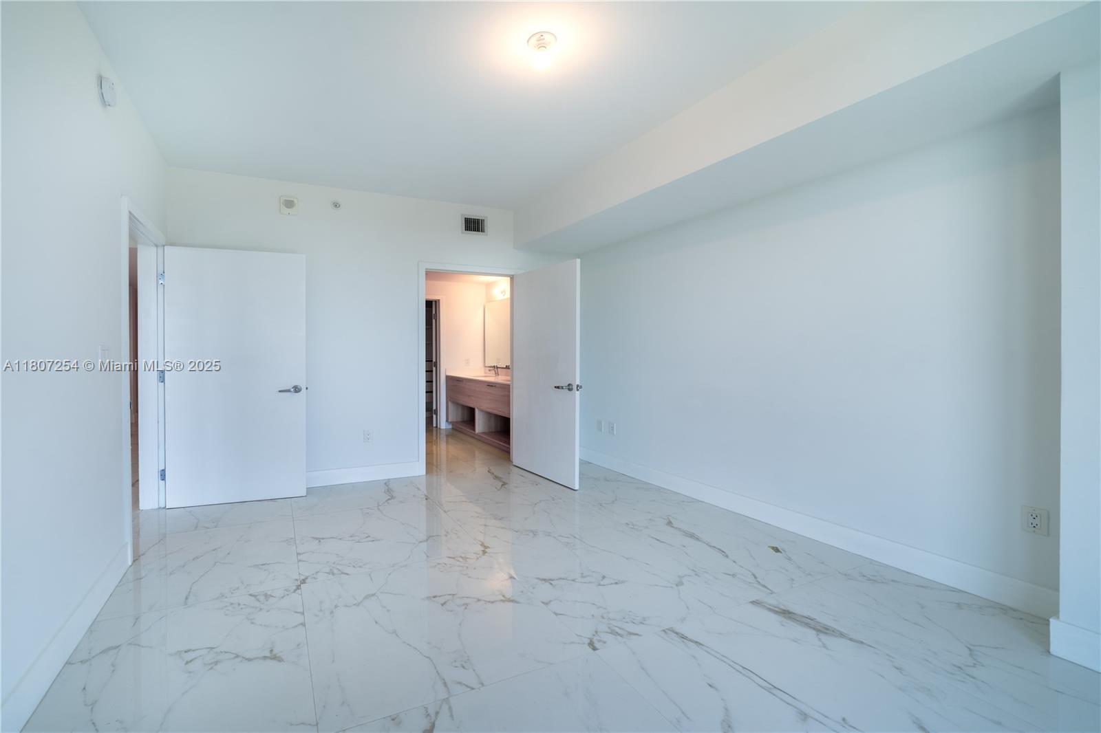 16385 Biscayne Blvd 417 Property Photo 23