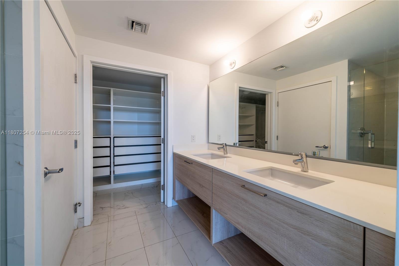 16385 Biscayne Blvd 417 Property Photo 24