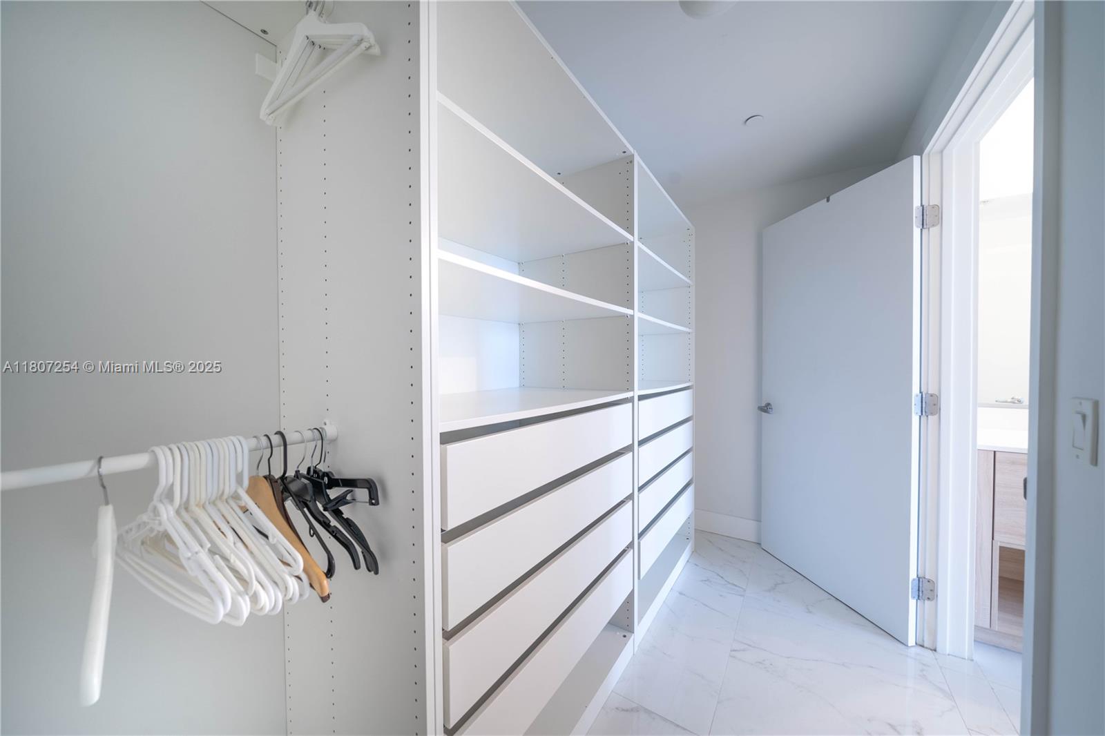 16385 Biscayne Blvd 417 Property Photo 27