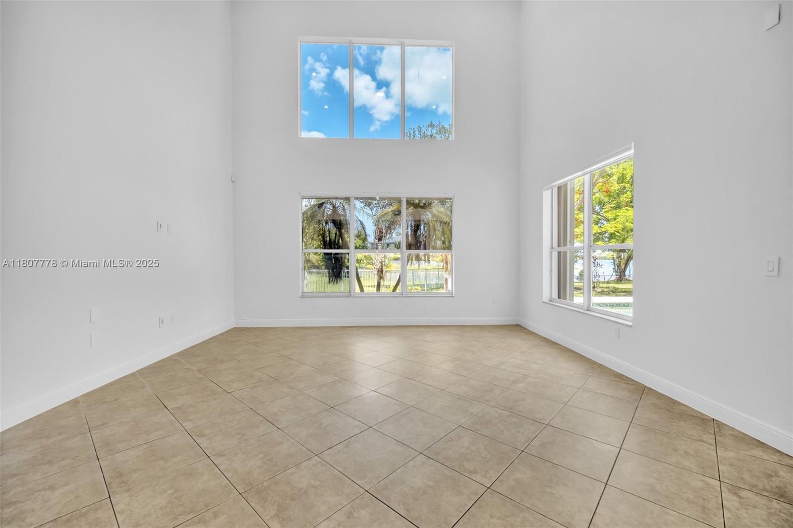 5466 Sw 187th Ter Property Photo 3