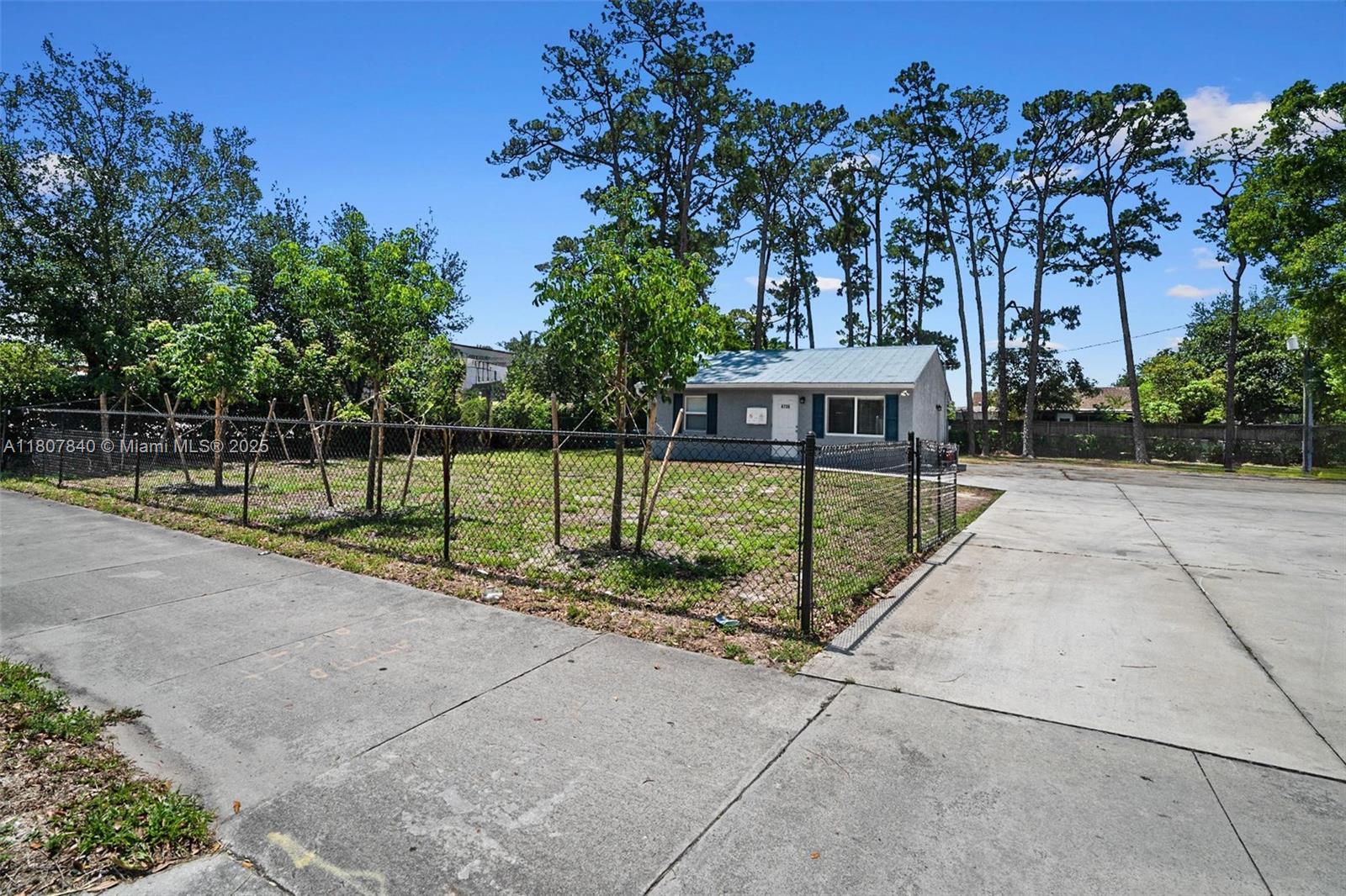 4736 Lake Worth Rd Property Photo 3