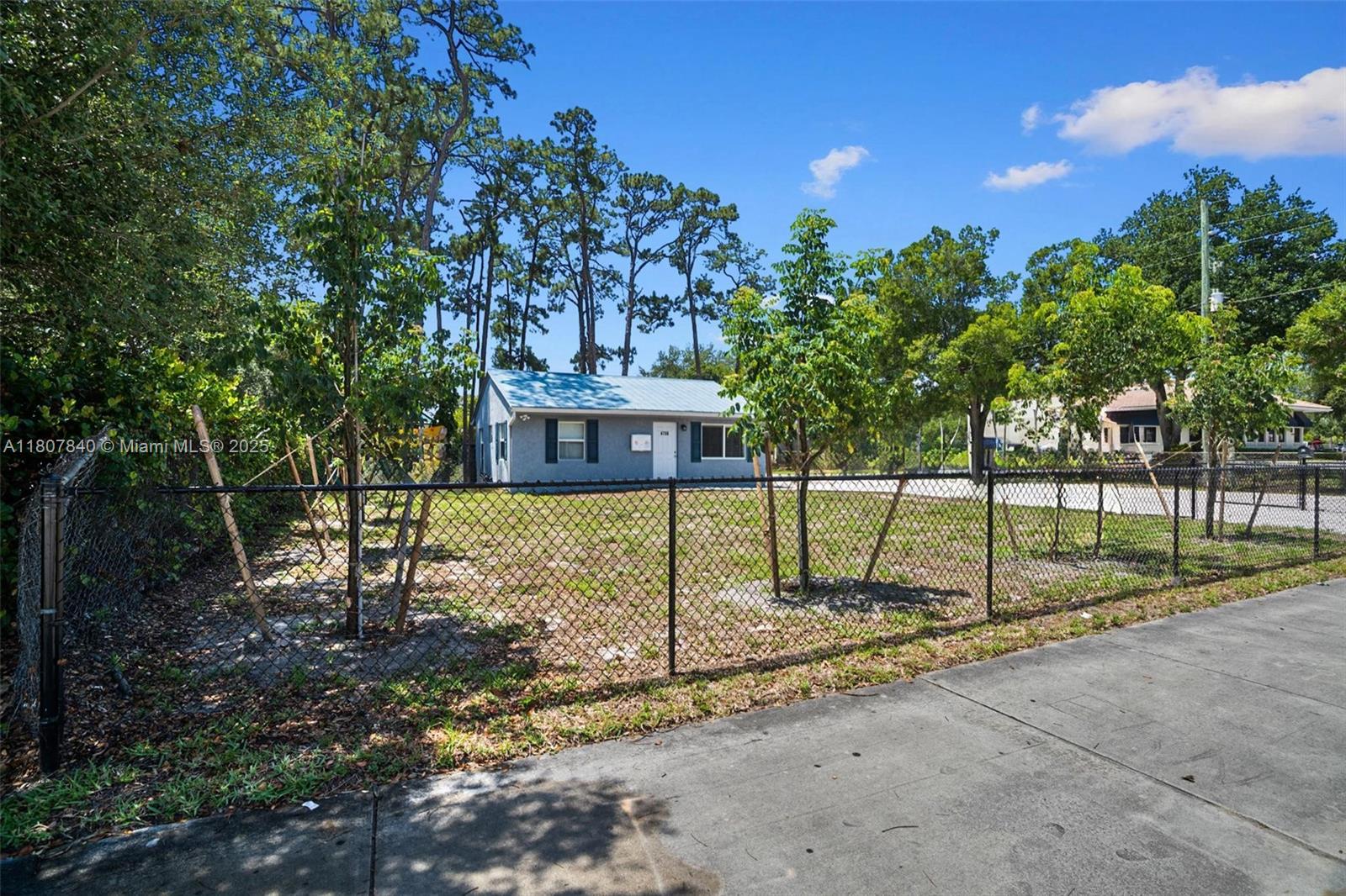 4736 Lake Worth Rd Property Photo 4