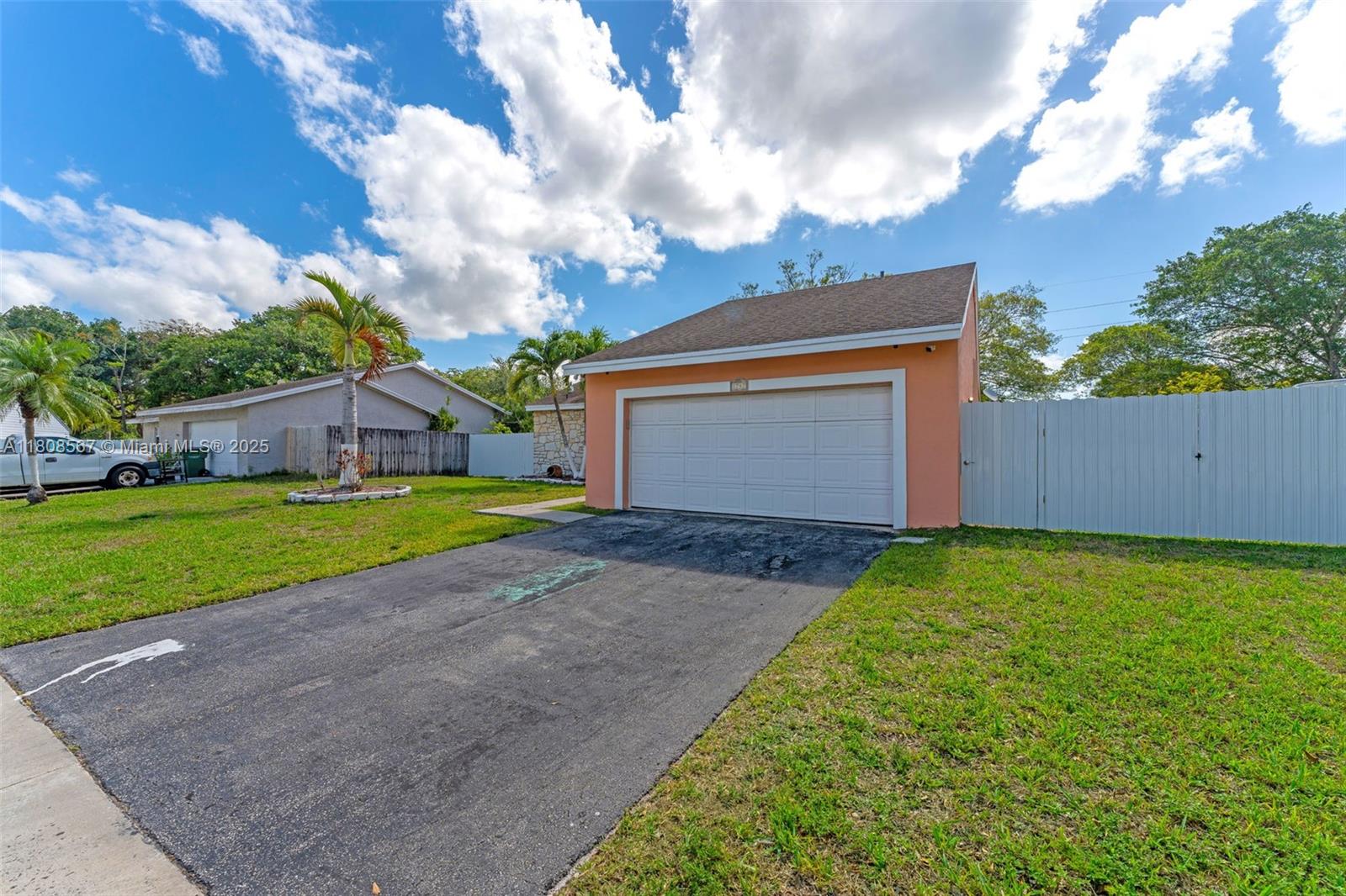 1747 N Goldeneye Ln Property Photo 2