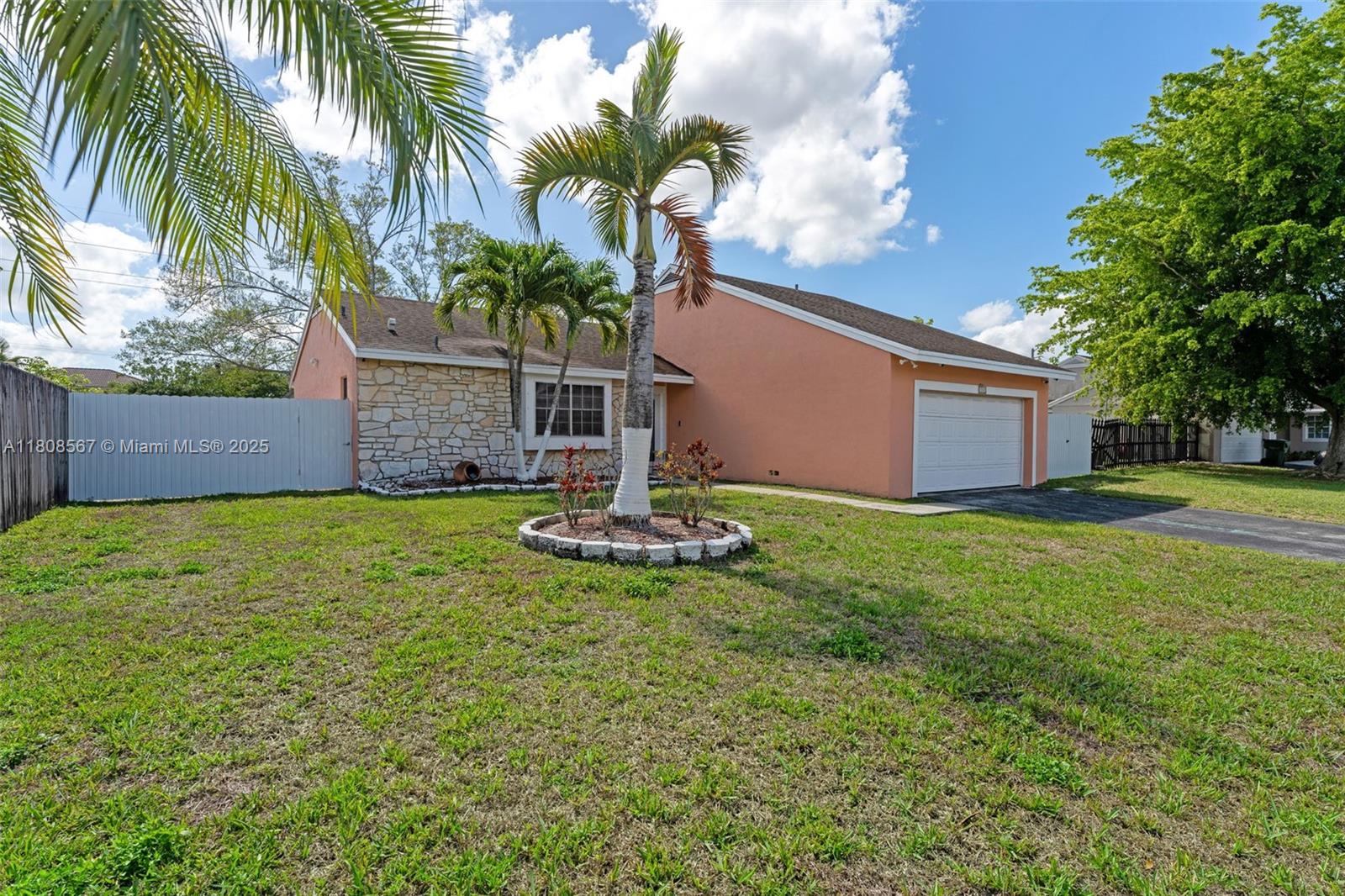 1747 N Goldeneye Ln Property Photo 3