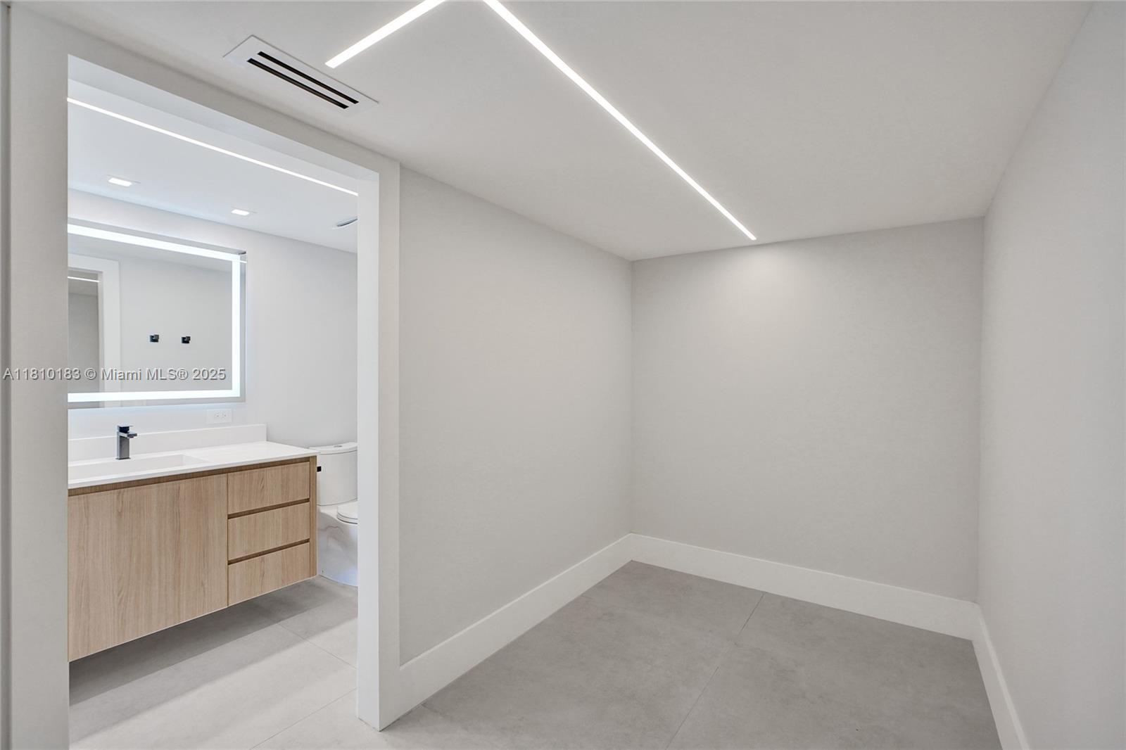 3401 N Country Club Dr 619 Property Photo 10