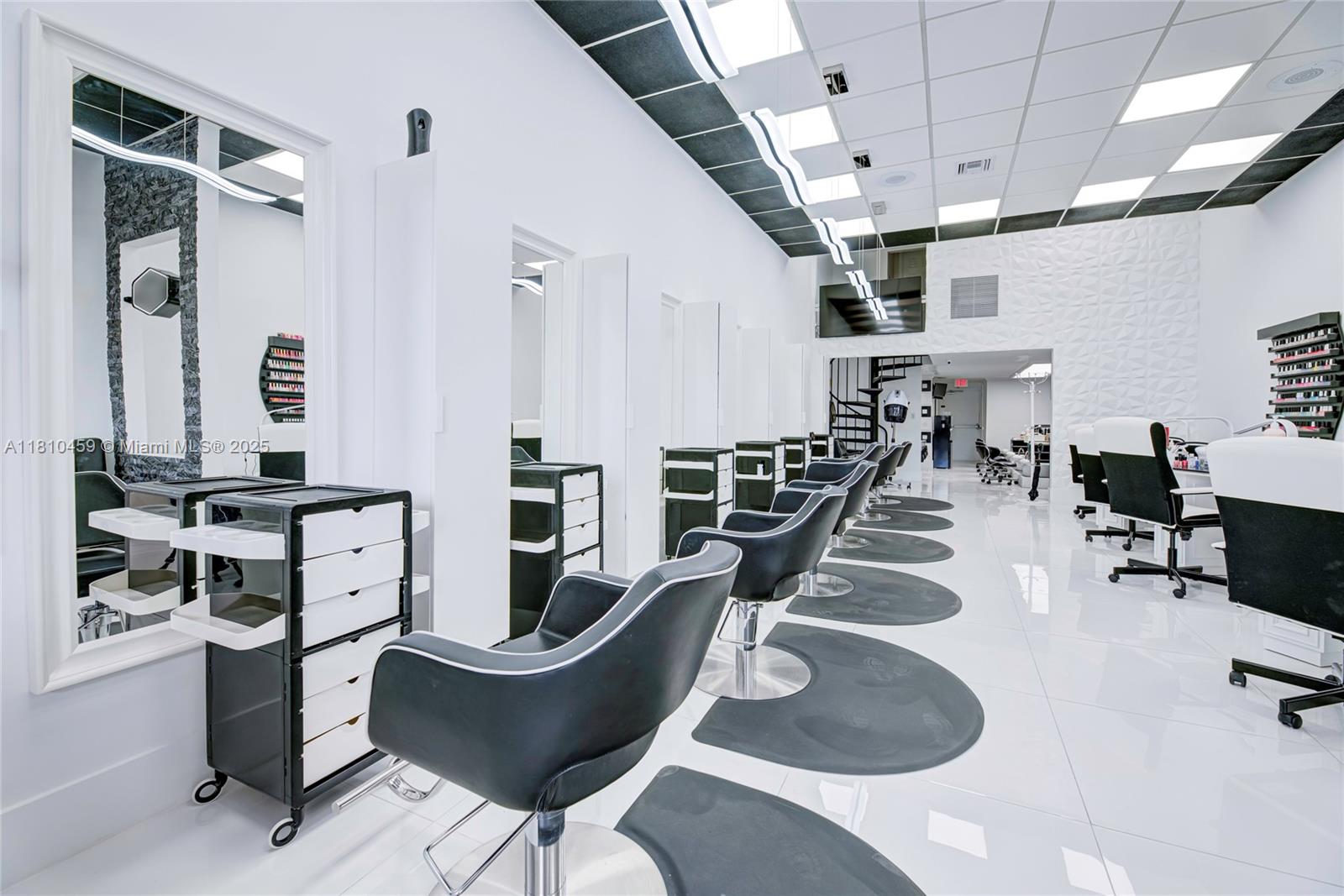 Beauty & Nail Salon For Sale In Fontainebleau Property Photo 1
