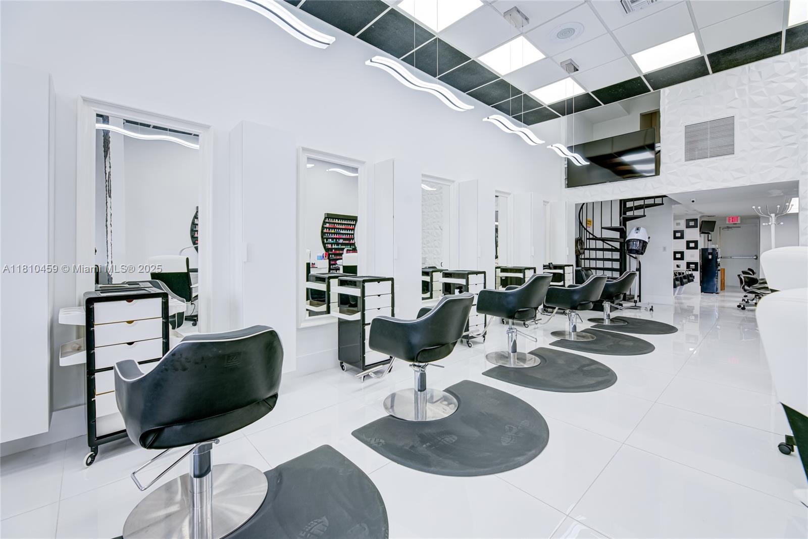 Beauty & Nail Salon For Sale In Fontainebleau Property Photo 4