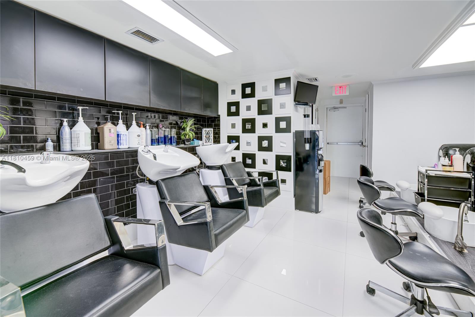 Beauty & Nail Salon For Sale In Fontainebleau Property Photo 11