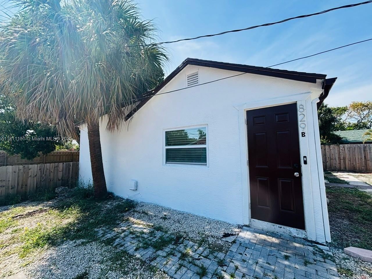 829 S L St B Property Photo 1