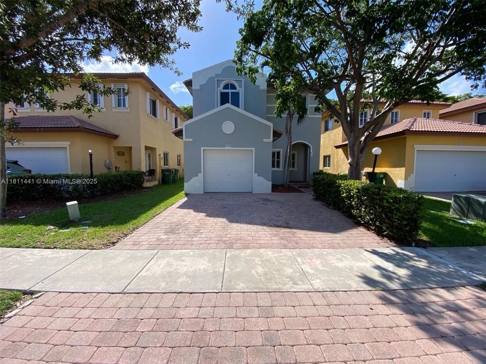 1098 NE 41st Ave Property Photo 1
