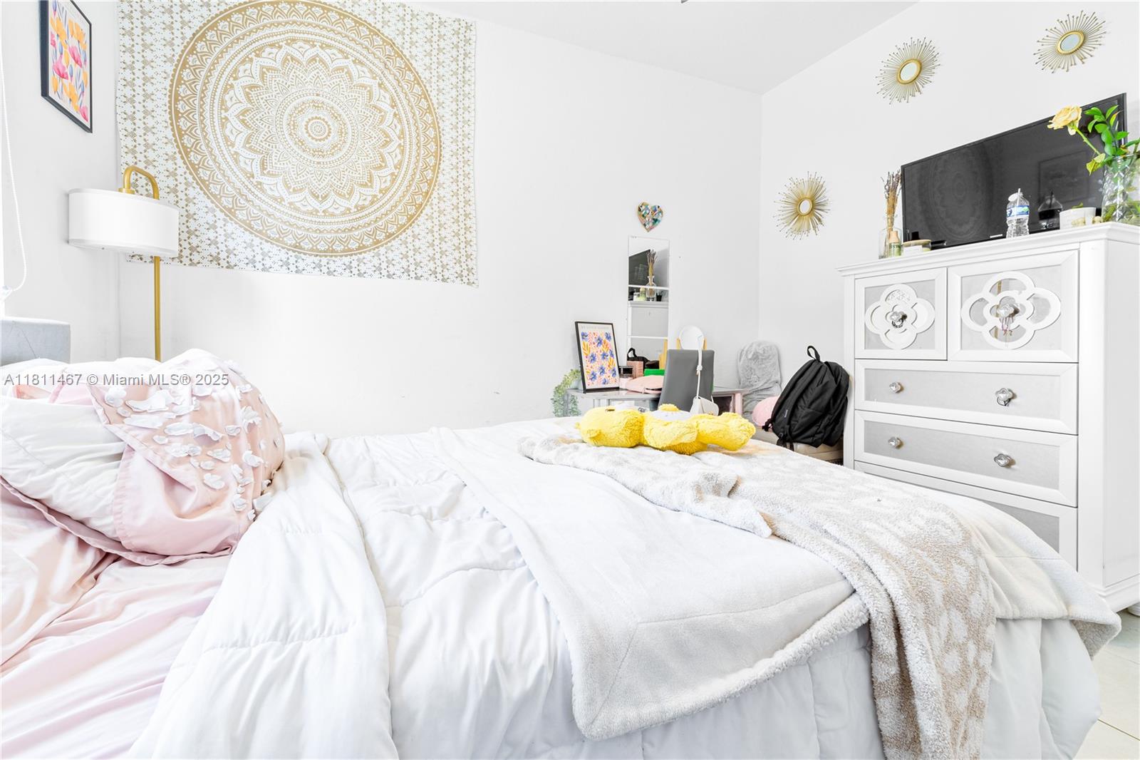 817 Ne 211th St Property Photo 4