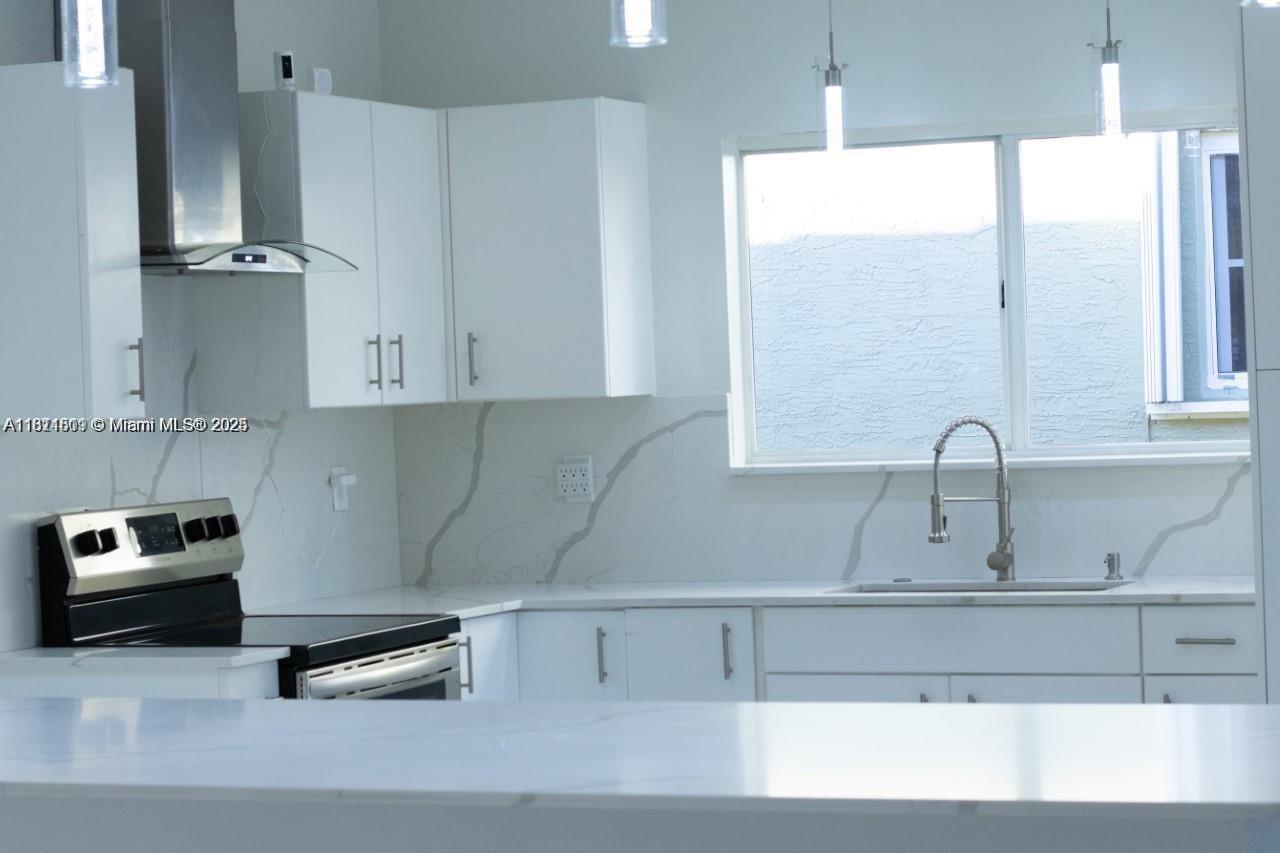 1371 Ne 42nd Ave Property Photo 4