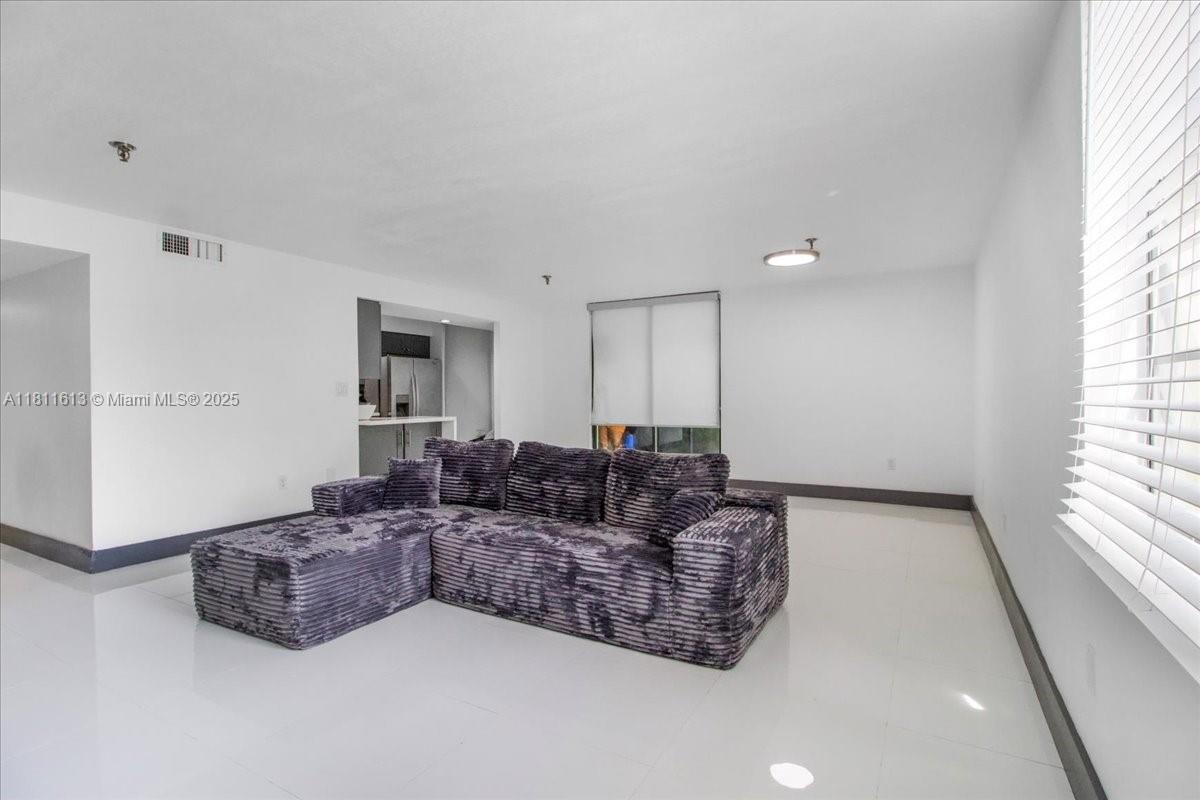 661 Ne 195th St 105 Property Photo 11