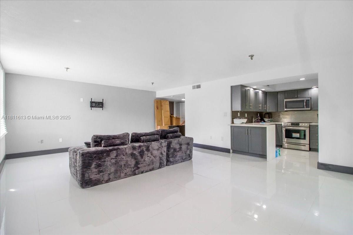 661 Ne 195th St 105 Property Photo 12