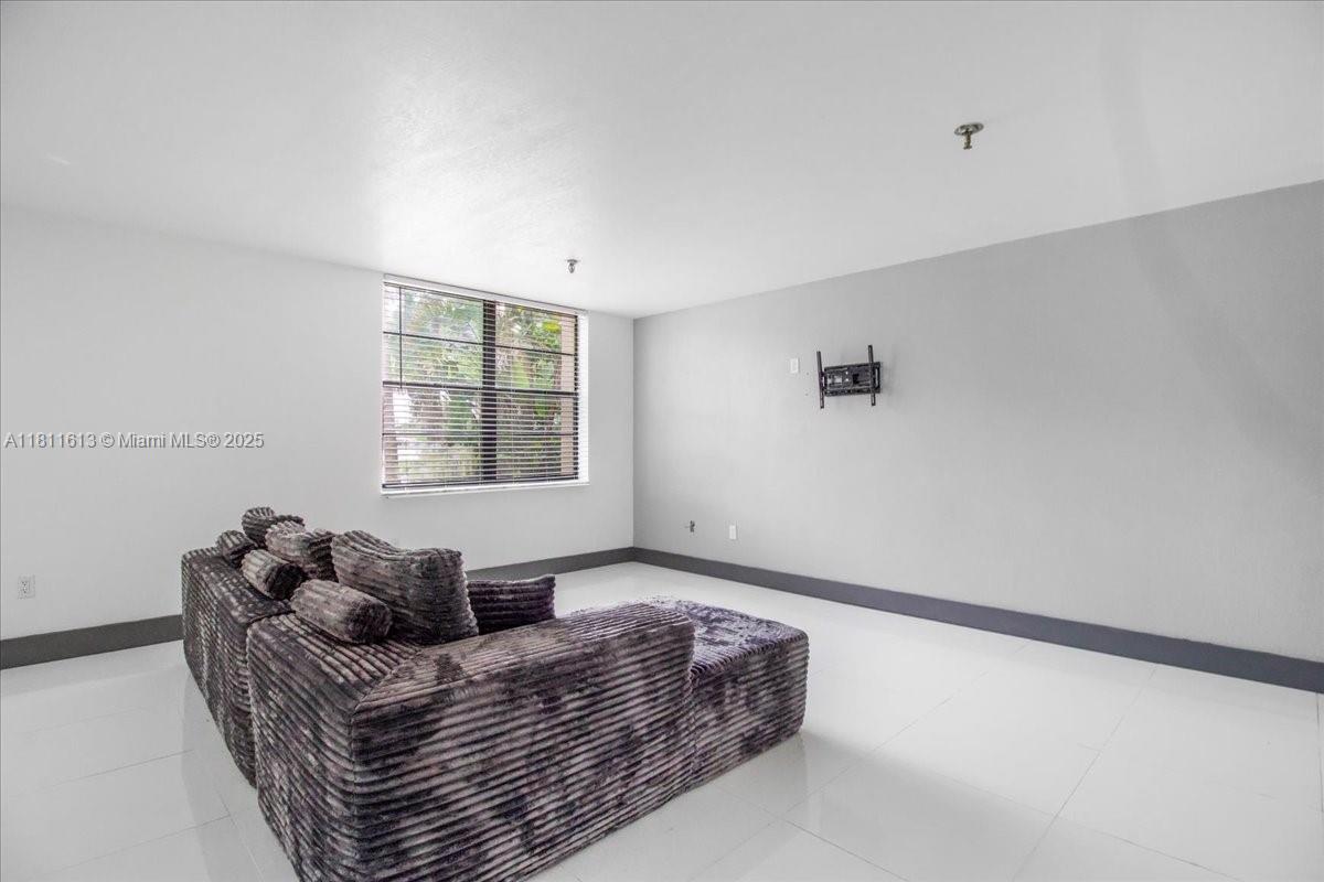 661 Ne 195th St 105 Property Photo 13