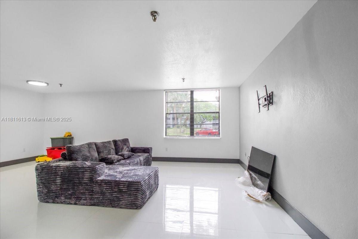 661 Ne 195th St 105 Property Photo 14