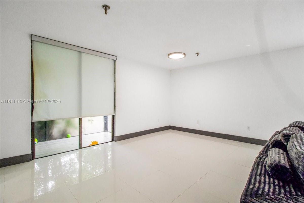 661 Ne 195th St 105 Property Photo 15