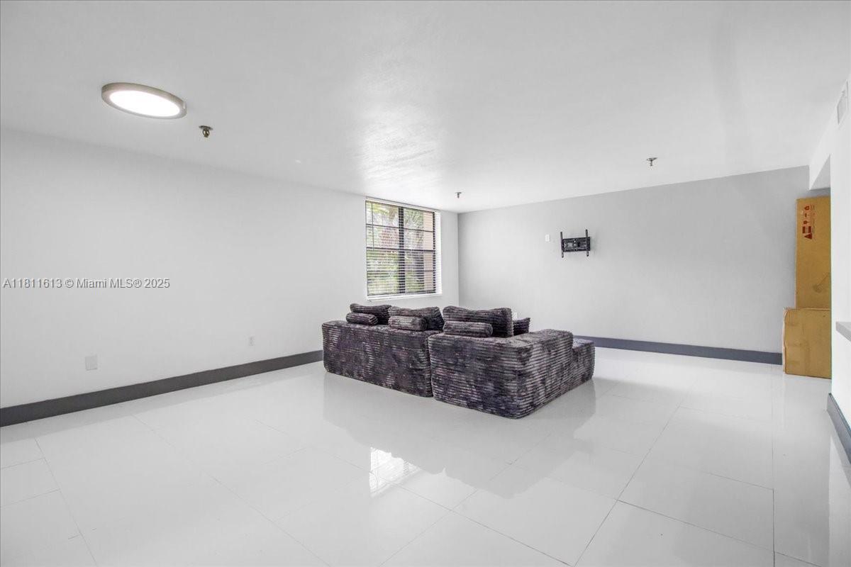 661 Ne 195th St 105 Property Photo 18