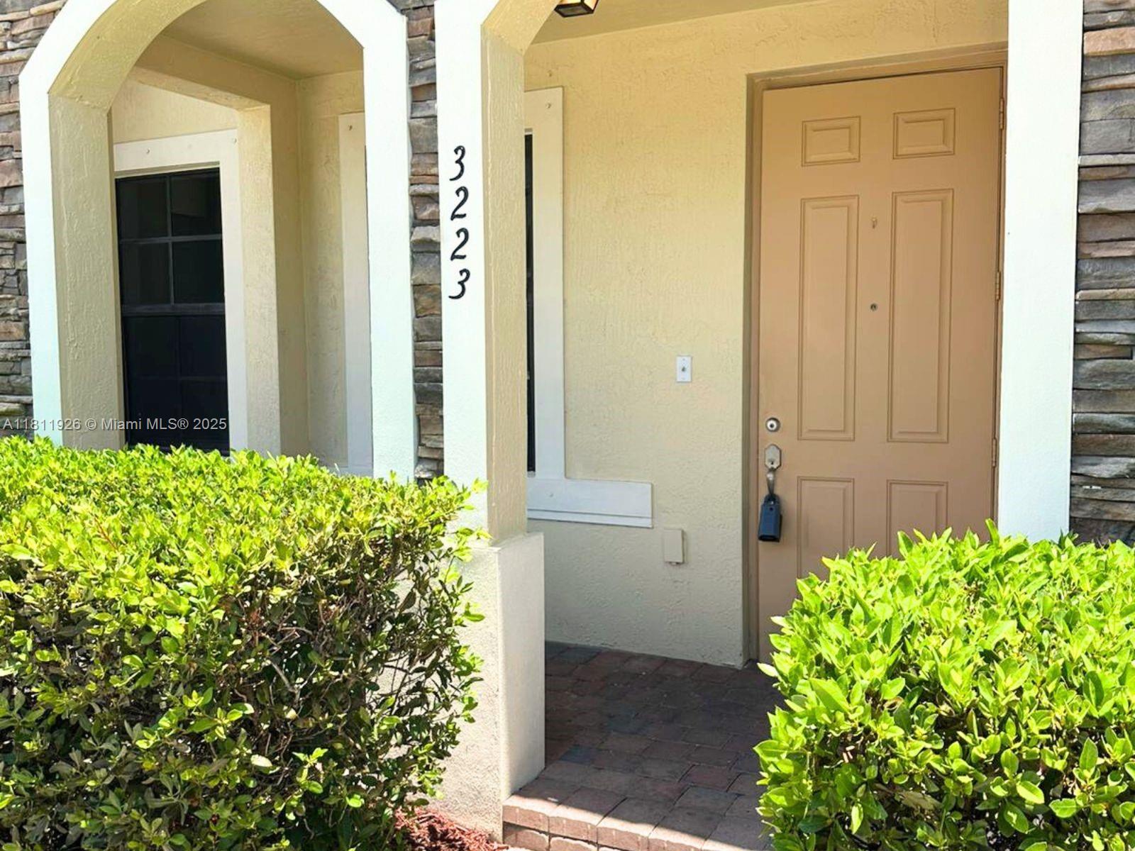 3223 Se 7th Ct . Property Photo 2