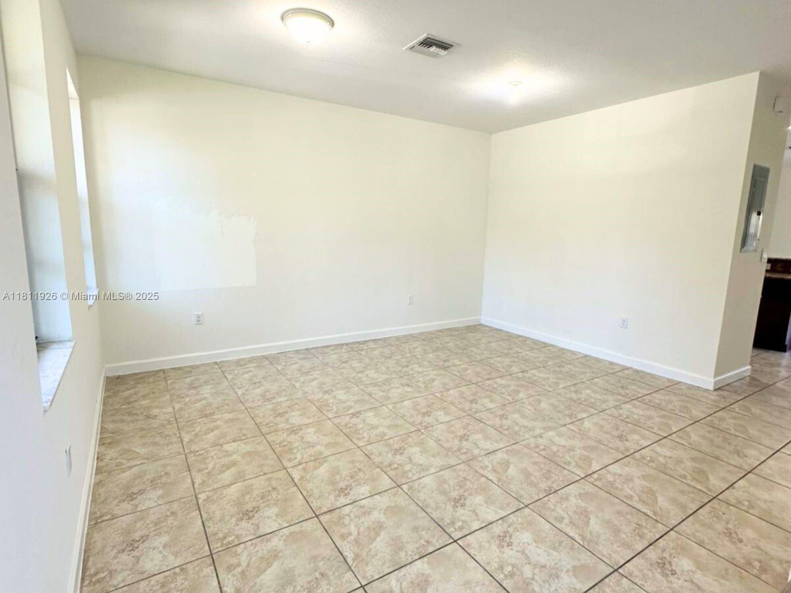 3223 Se 7th Ct . Property Photo 3