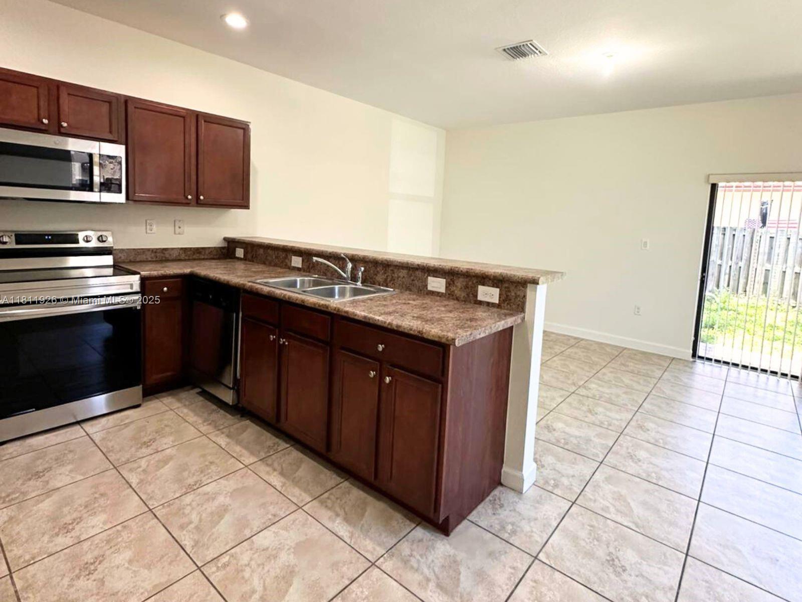 3223 Se 7th Ct . Property Photo 4