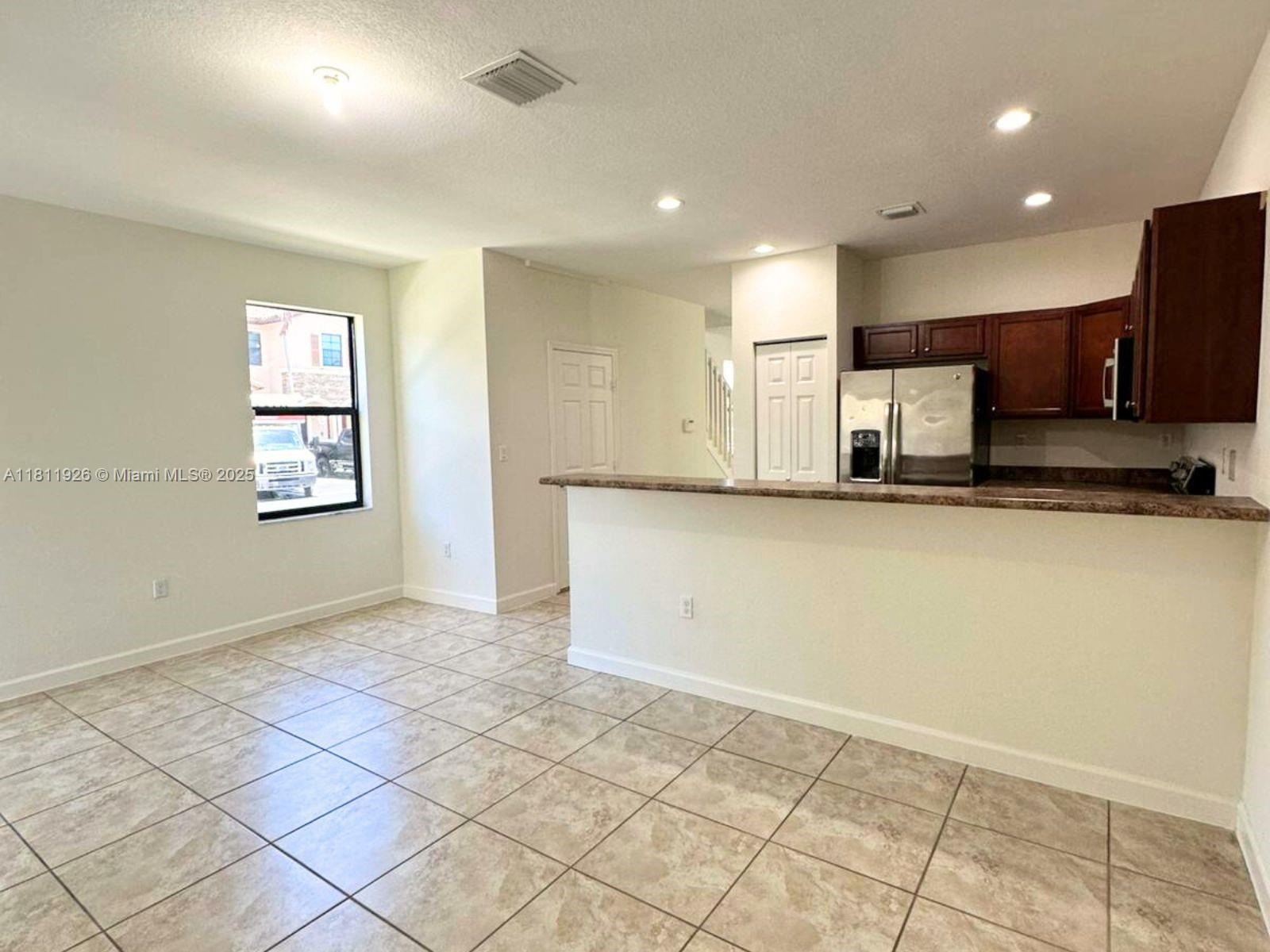 3223 Se 7th Ct . Property Photo 6