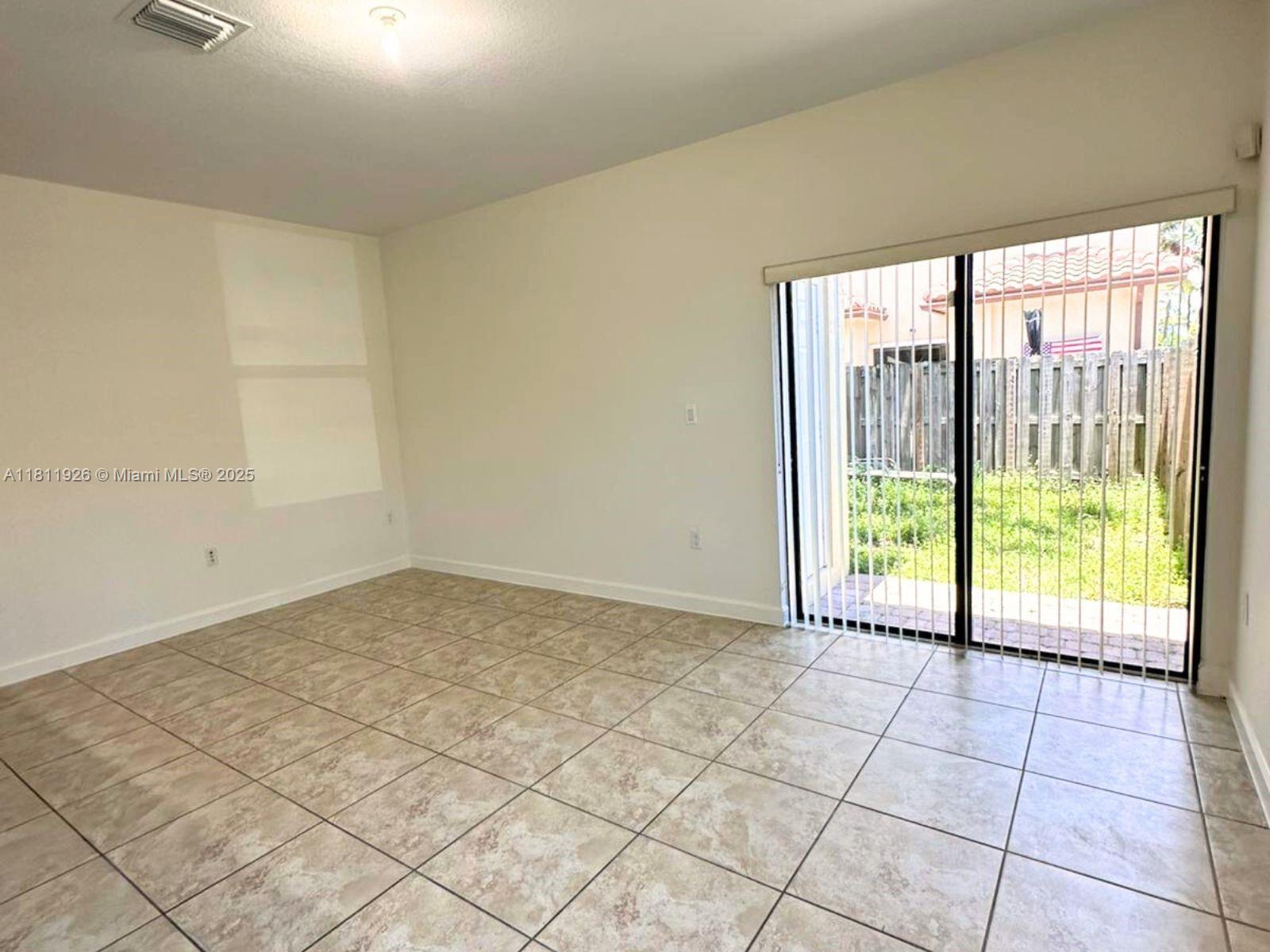 3223 Se 7th Ct . Property Photo 7