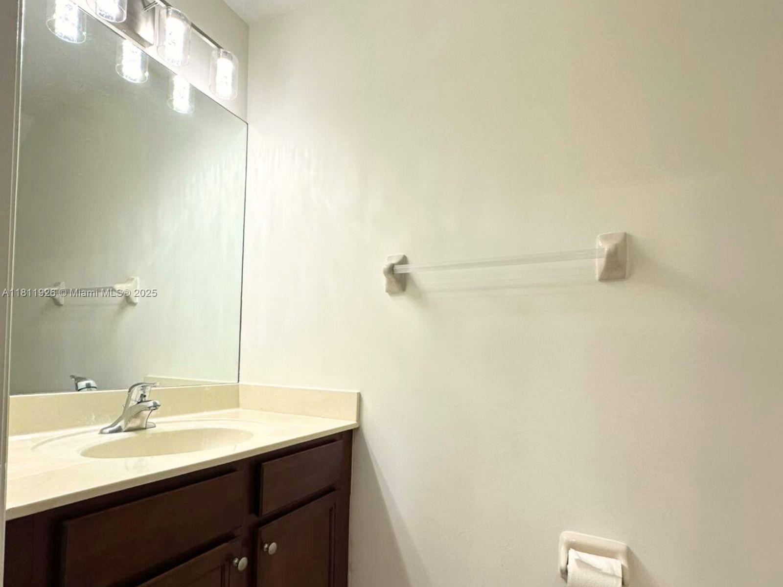 3223 Se 7th Ct . Property Photo 16