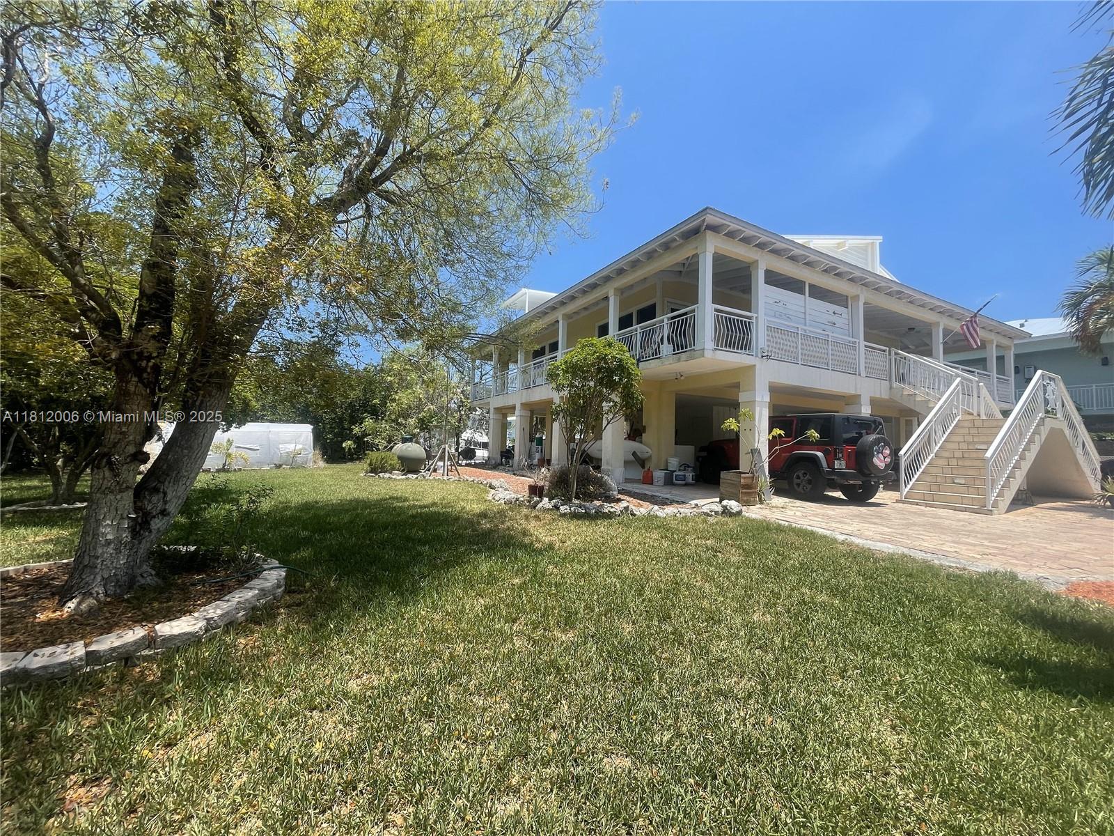 894 Ellen Dr Property Photo 3