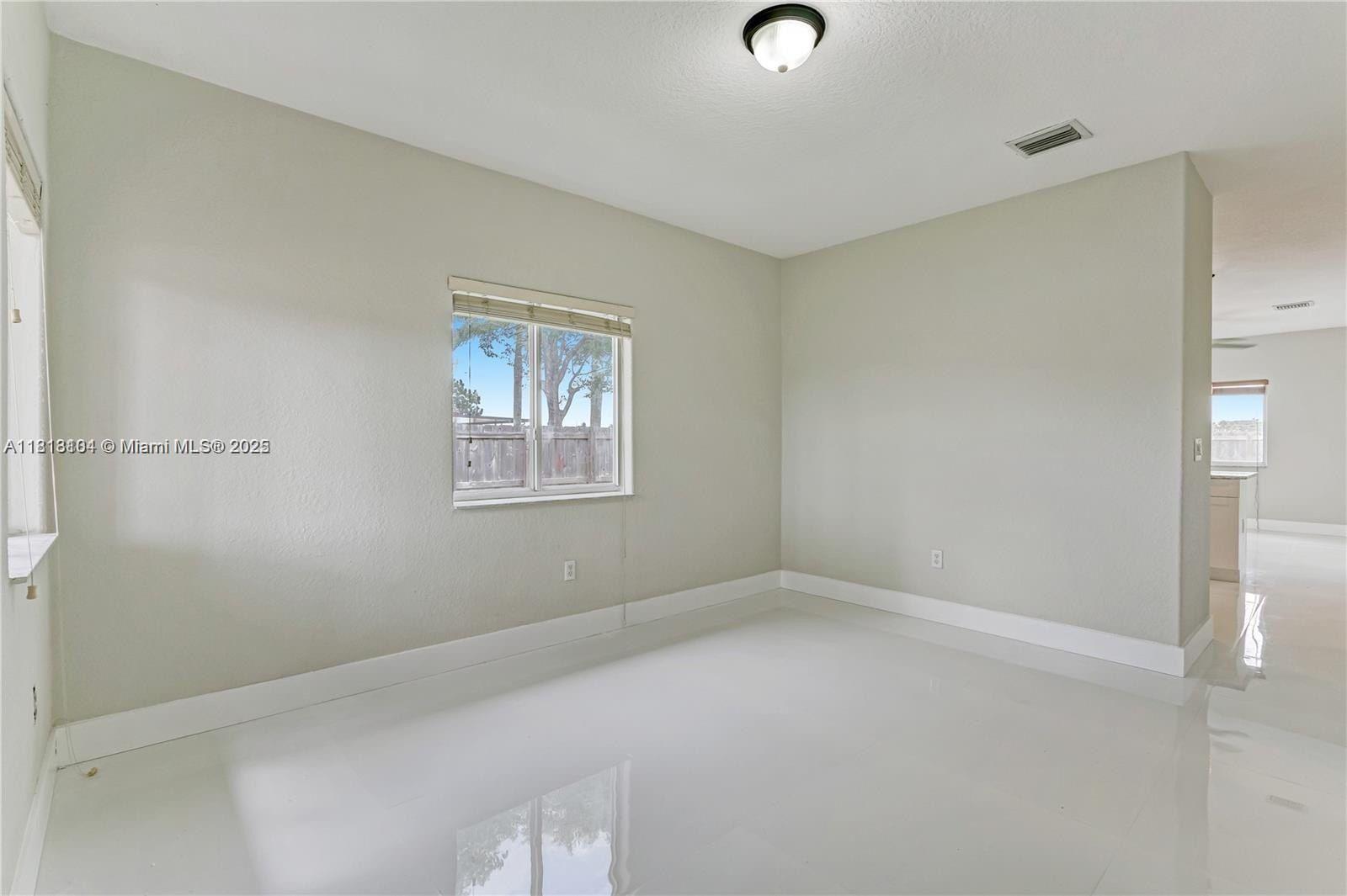 709 Se 14th Pl Property Photo 4