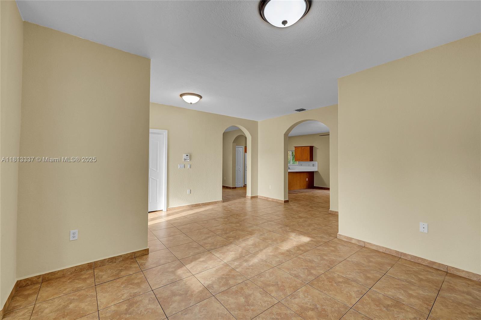 706 Se 13th Ter Property Photo 3