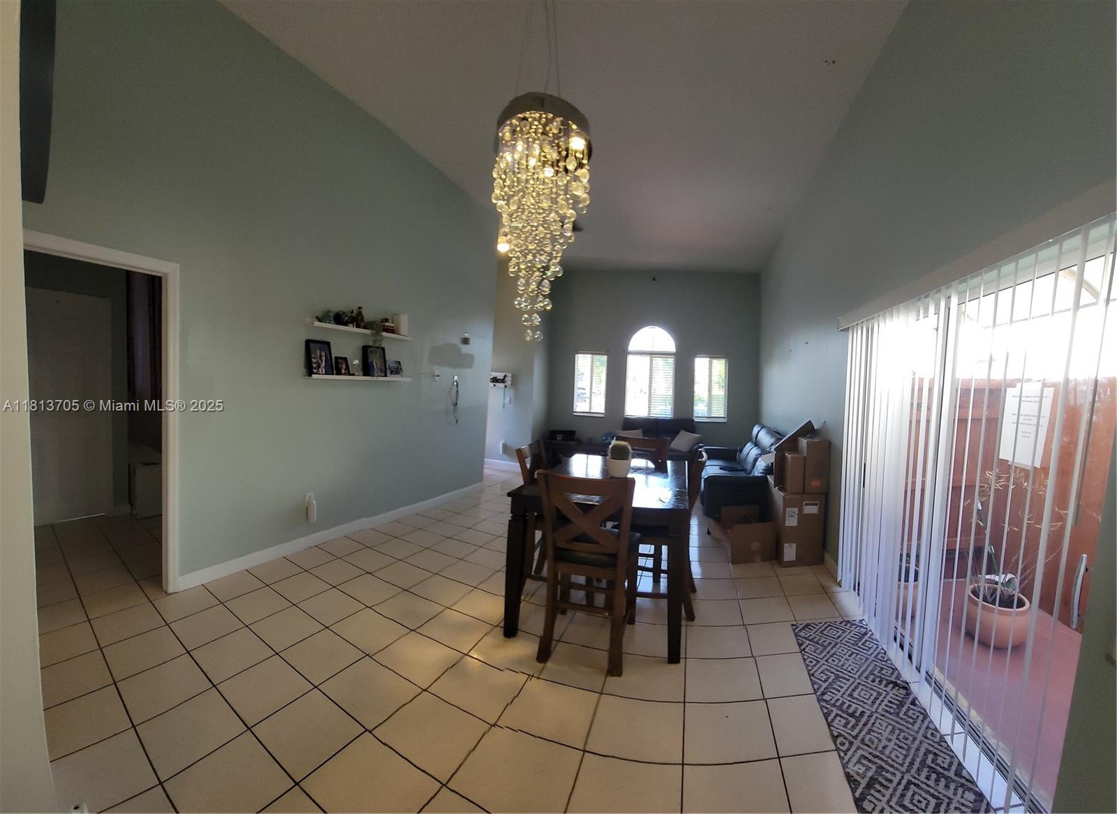 2501 Ne 41st Ter Property Photo 3