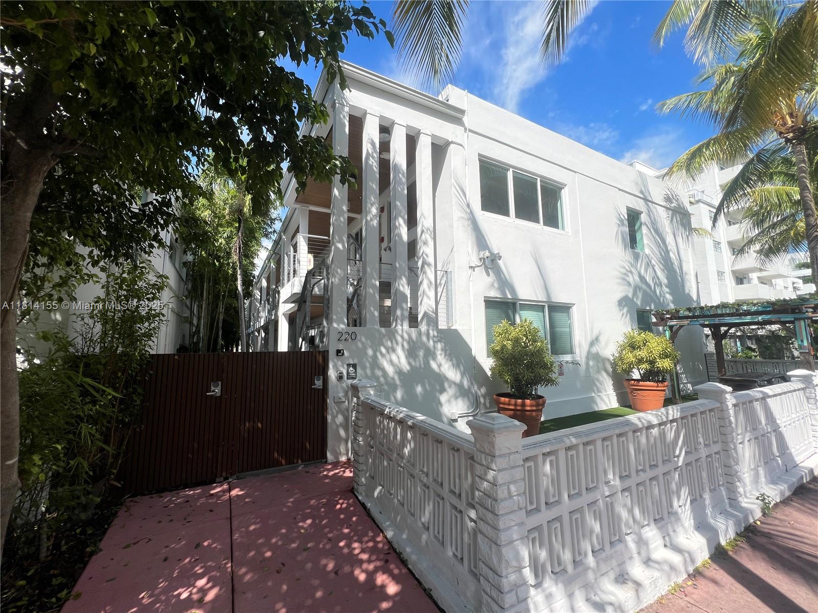 220 Collins Ave 1A Property Photo 1