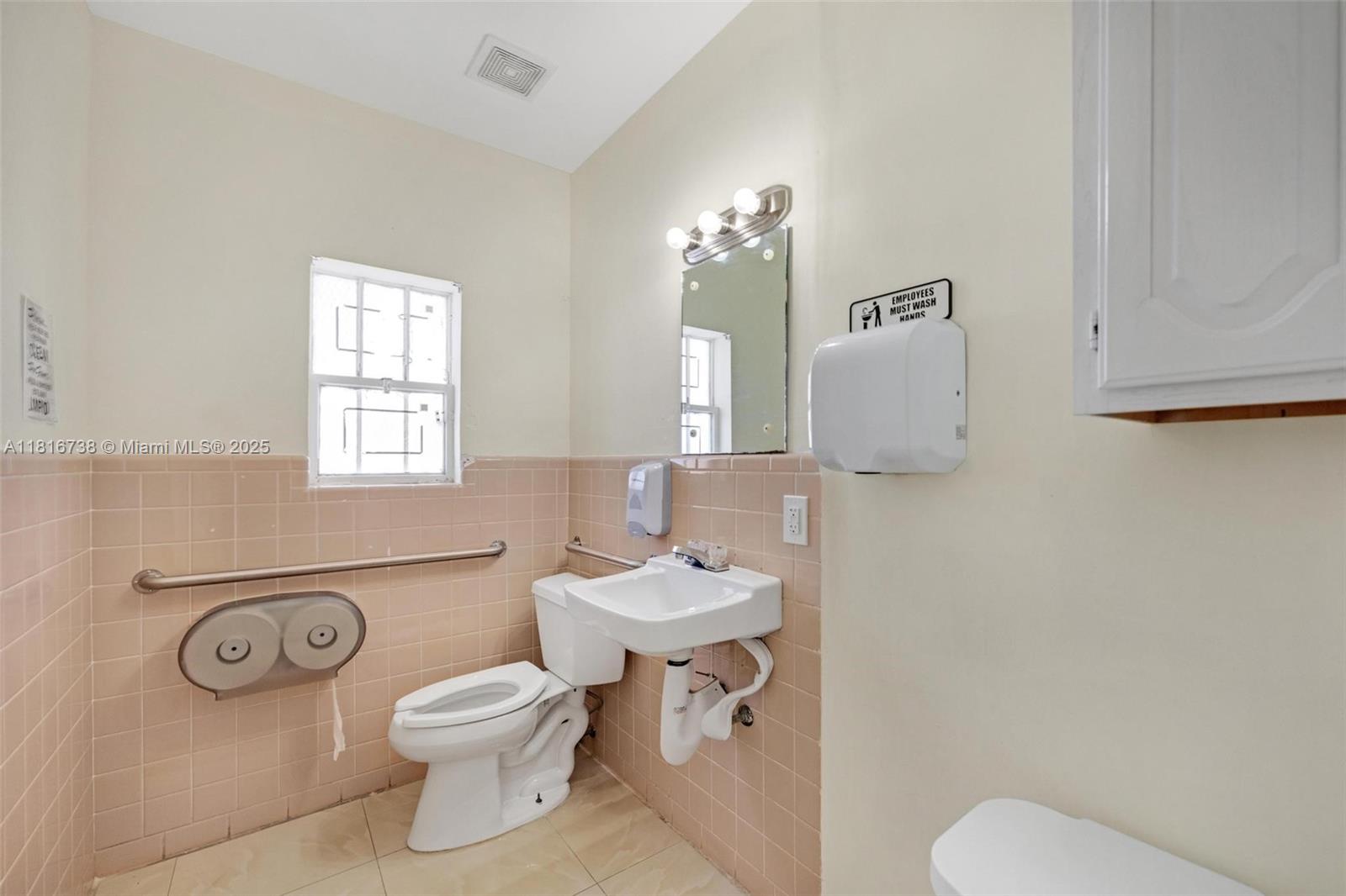 437 N Krome Ave Property Photo 45