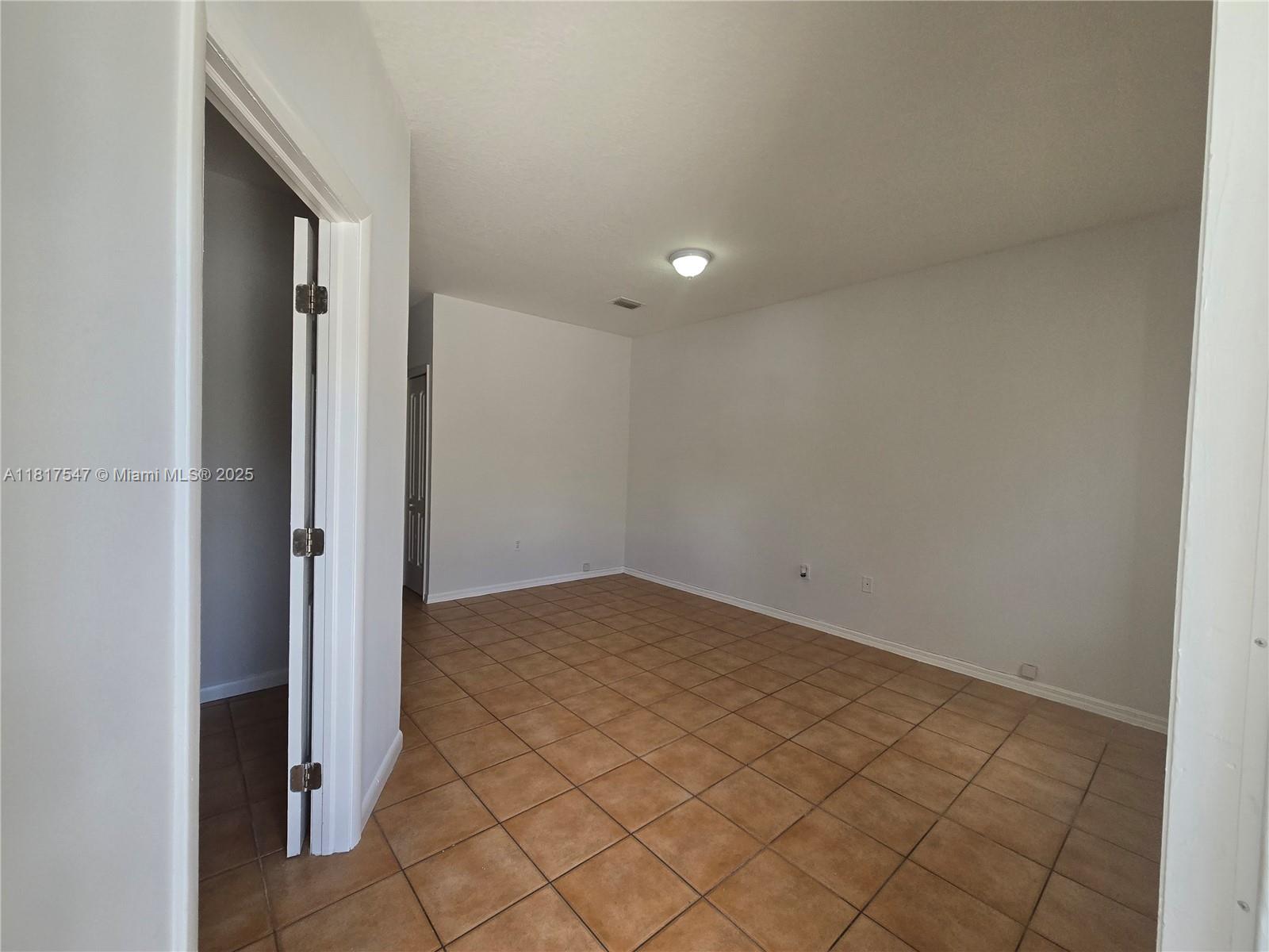 1627 Se 30th St 1627 Property Photo 2