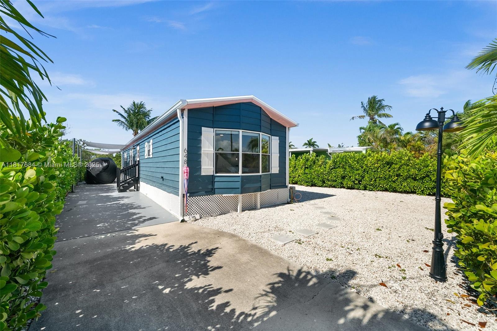 648 E Palm Dr Property Photo 3