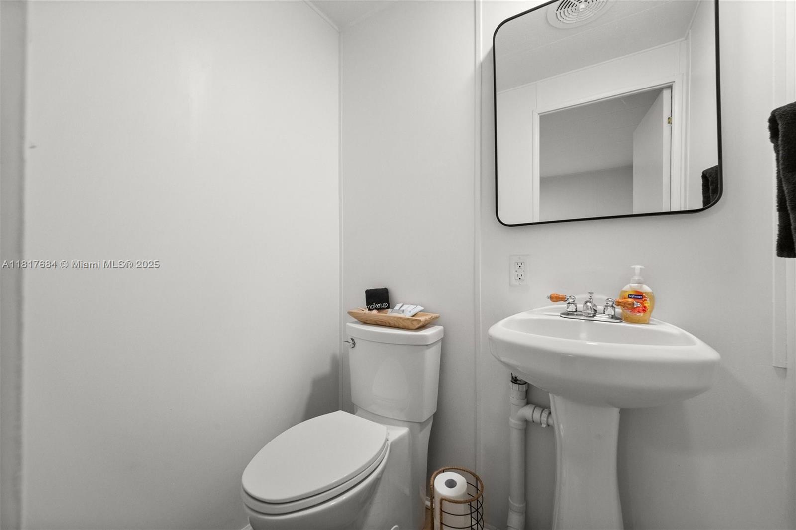 648 E Palm Dr Property Photo 19