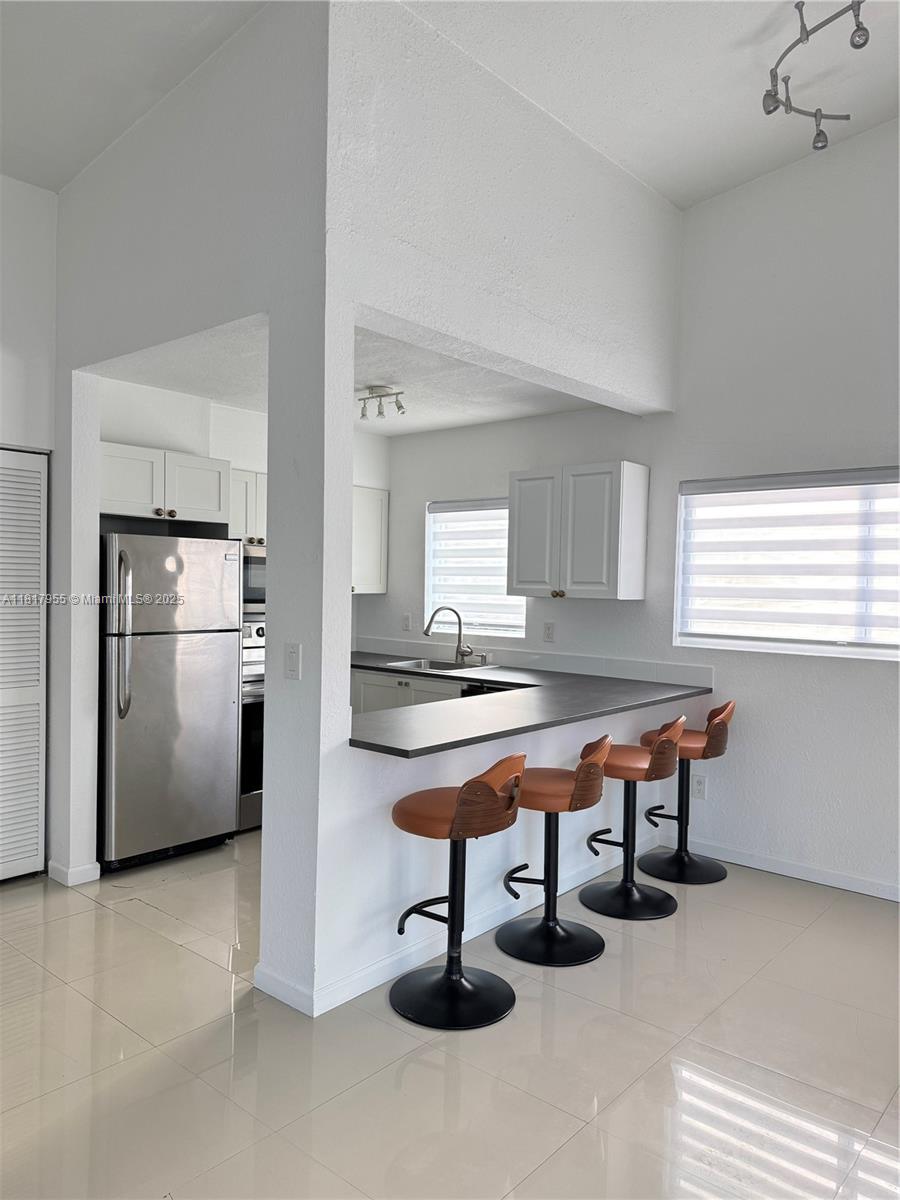 8035 Crespi Blvd 4 Property Photo 1