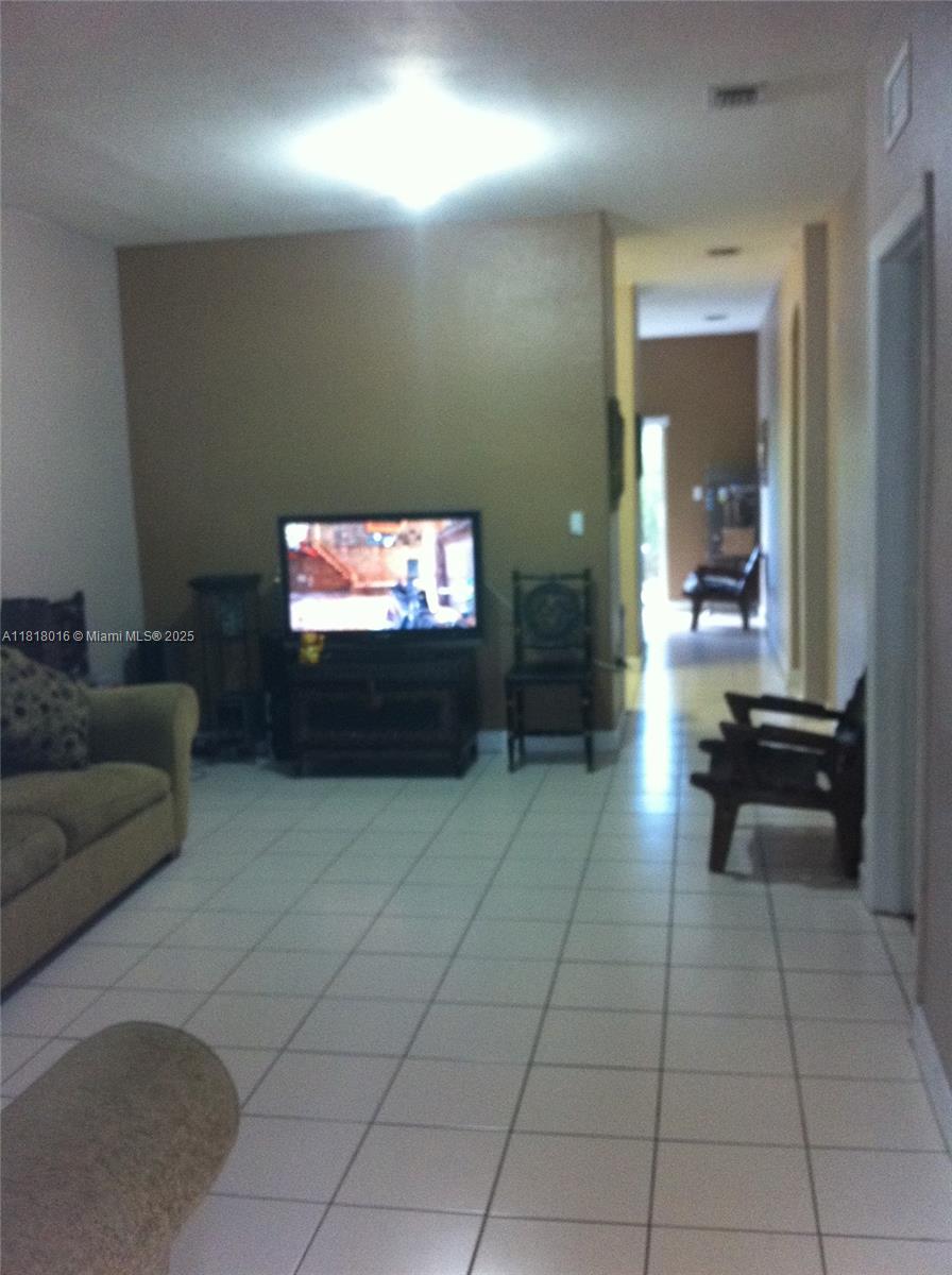 1677 Se Ct-27 Property Photo 4