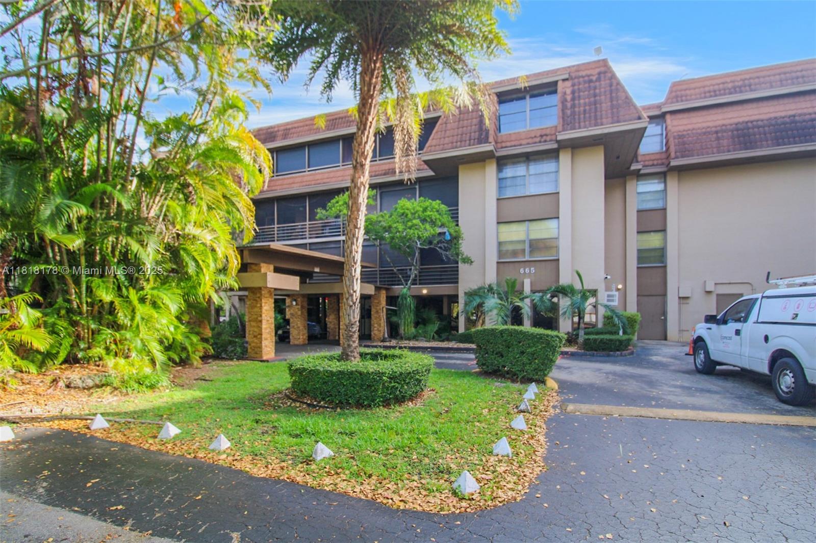 665 NE 195th St 123 Property Photo 1