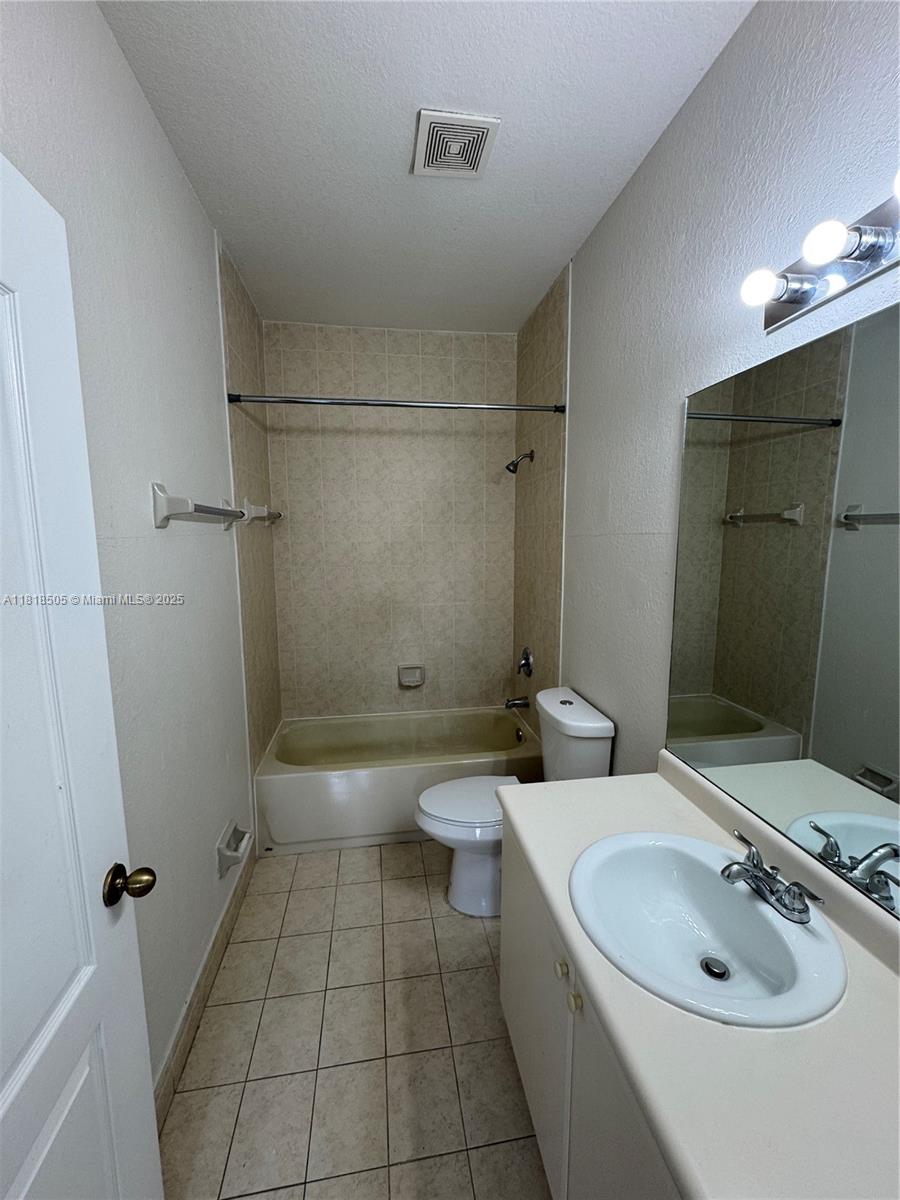 1536 Se 25th 202 Property Photo 5