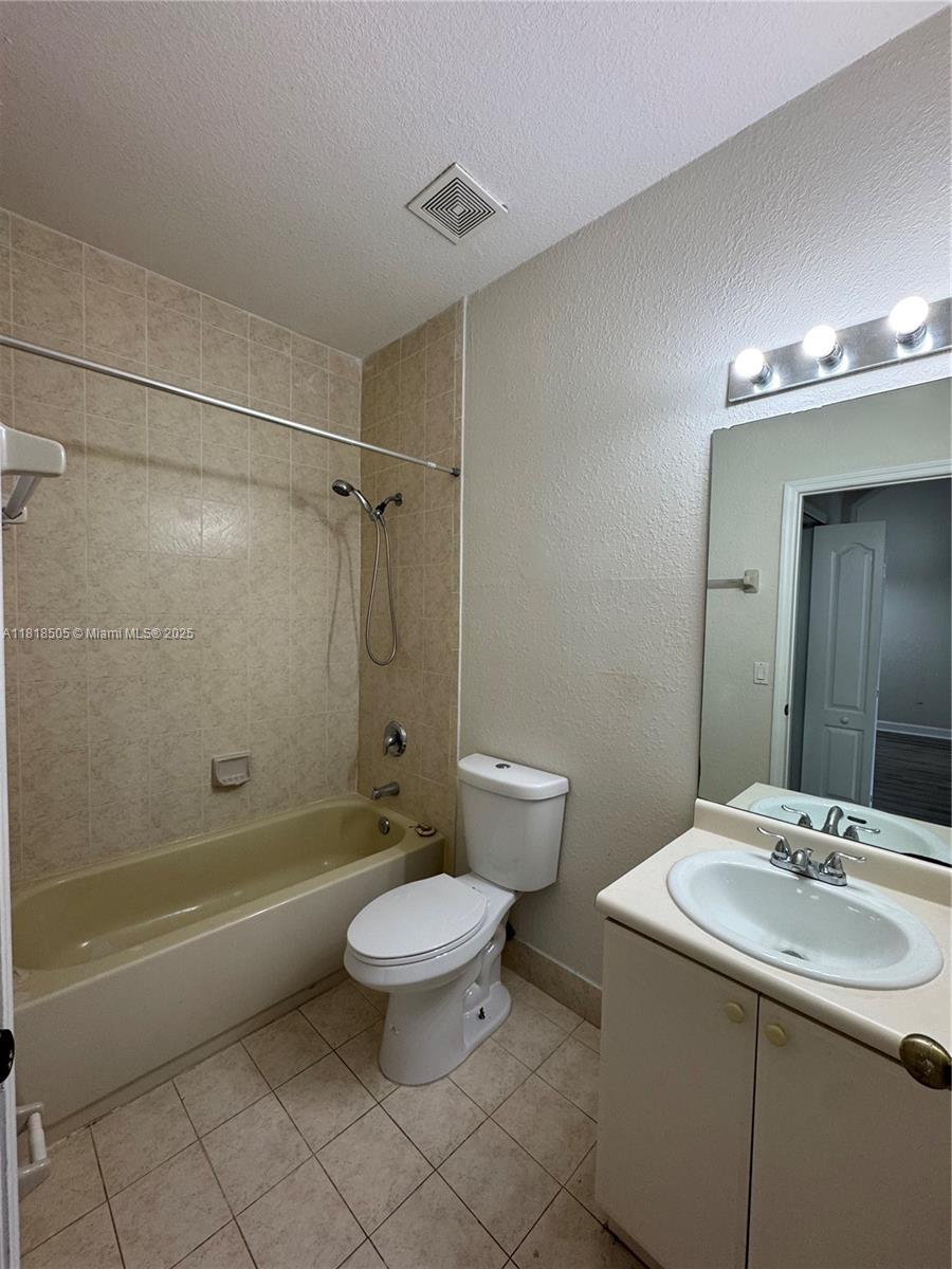 1536 Se 25th 202 Property Photo 10