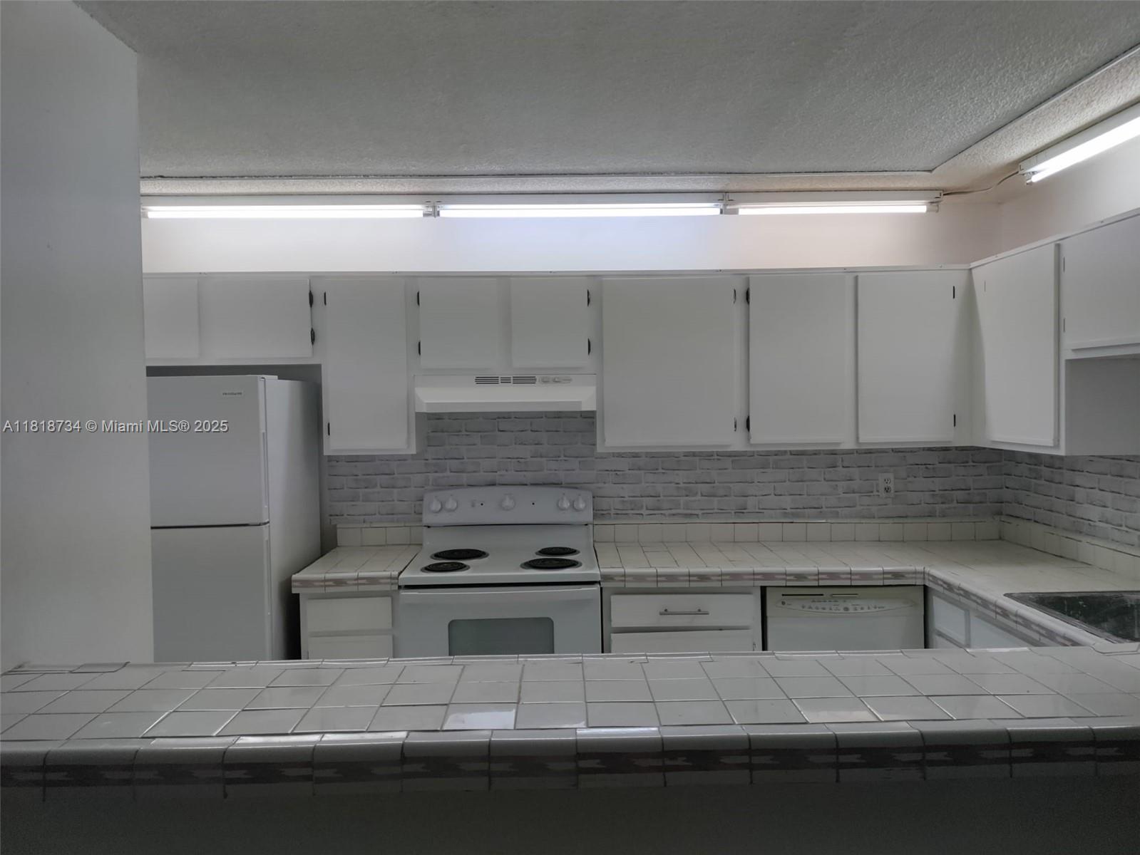 14850 Naranja Lakes Blvd Property Photo 8