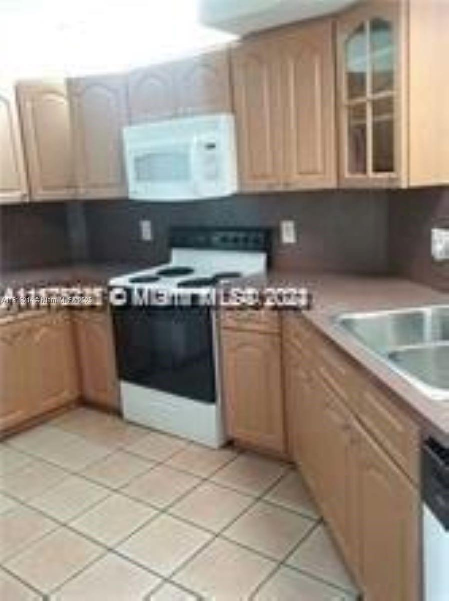 1135 N Franklin Ave 1135b Property Photo 3